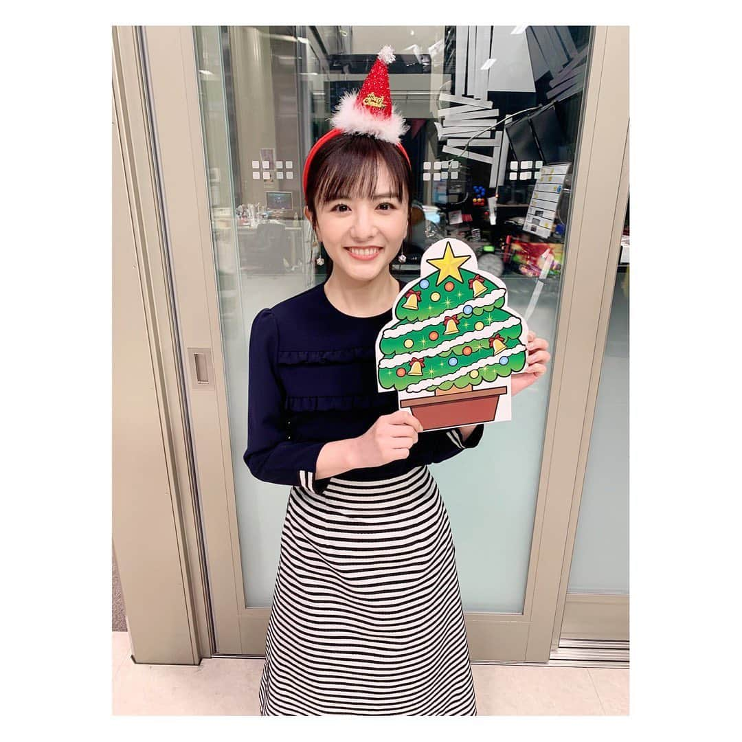 小菅晴香のインスタグラム：「・﻿ Merry Christmas 🎄💙﻿ ﻿ 今日は年内最後のOha!4でした✨﻿ 今年は途中からひとりだけ別のスタジオになり﻿ すごく寂しく初めは慣れませんでしたが、﻿ リモートだから学べることもありました✨﻿ ﻿ 変わらずに見てくださった方﻿ ありがとうございました☺️﻿ ﻿ 来年は1月4日から放送スタートです🌸﻿ ﻿ それでは素敵なクリスマスを🎅🏻❤️﻿ ﻿ ﻿ ﻿ #oha4newslive #おはよん #oha4 #仕事納め #小菅晴香 #フリーアナウンサー #セントフォース #merrychristmas」