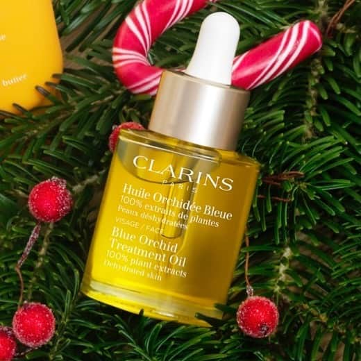 CLARINSさんのインスタグラム写真 - (CLARINSInstagram)「🌲🌟 Getting some holiday {skin} glow with our Blue Orchid Face Treatment Oil ✨✨✨Hydrating face oil formulated with 100% plant extracts to help restore radiance, tone and vitality.  #clarins  #skincare #clarinsskincare  #selfcare」12月25日 8時11分 - clarinsusa