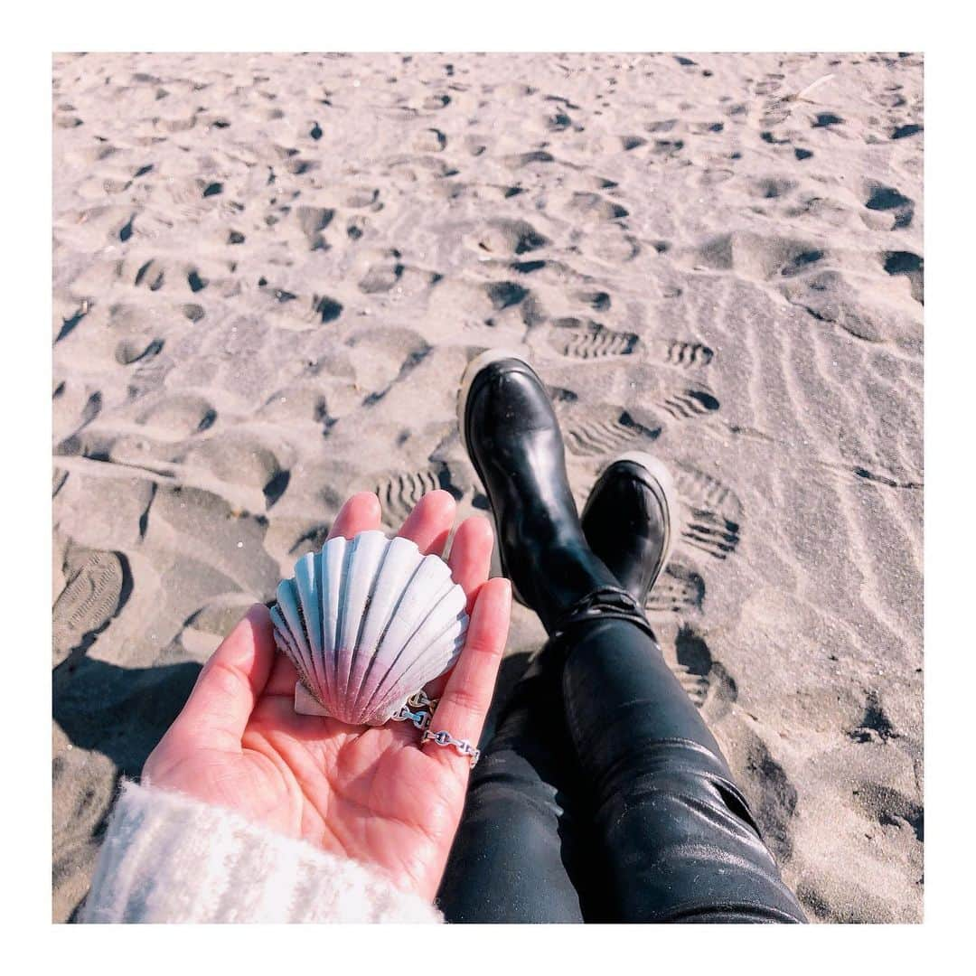 RisaWisteriaのインスタグラム：「凄い可愛いシェル見つけた🐚 しかし海っぽくない格好だなw  #beach#shell#boots」