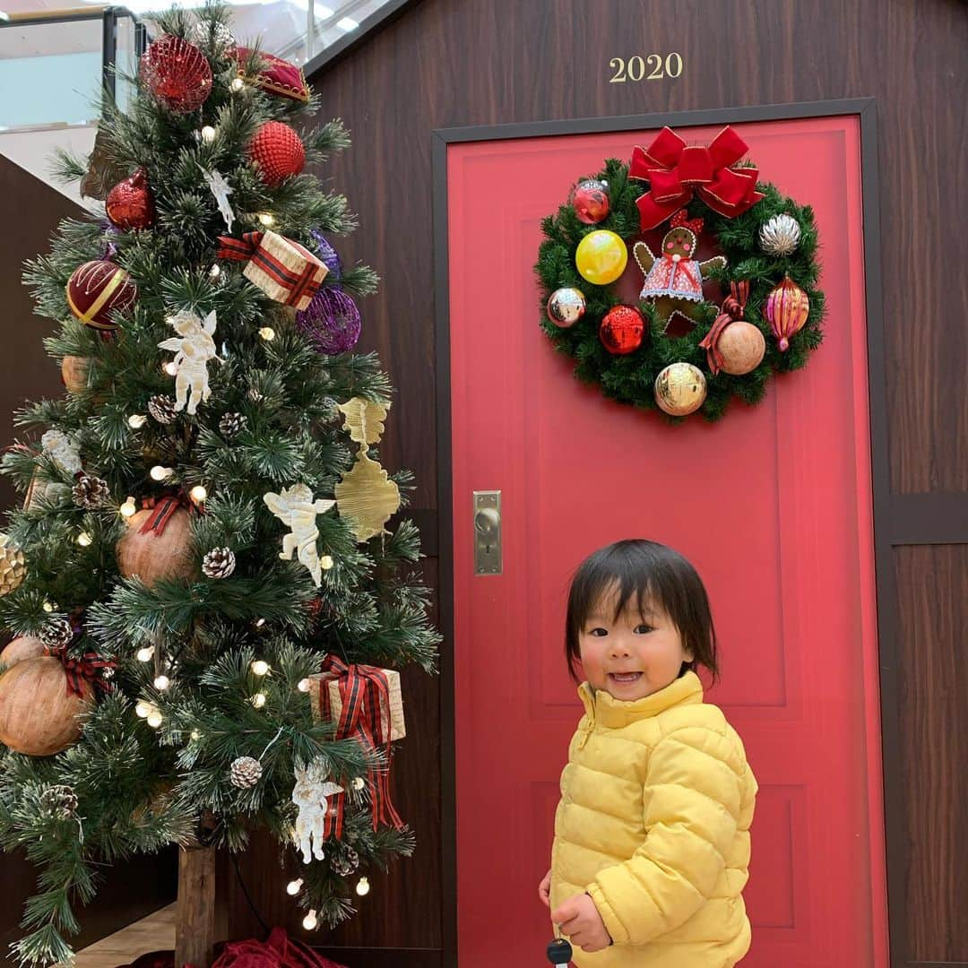 福田恭巳さんのインスタグラム写真 - (福田恭巳Instagram)「Merry Christmas🎄❤️ Wishing you joy, peace and good health this Holiday Season.  エマちゃんの クリスマスツリーシリーズ2020 キラキラしたものは 赤ちゃんの時から大好き💝 ツリーというワードをおぼえたけど クリスマスっぽいもの全部がツリー って事になってる😂  皆さん素敵なクリスマスを⭐️  #2歳 #2018年生まれ #9月生まれ #女の子  #女の子ママ #ママアスリート #yukimi  #クリスマス #クリスマスツリー #merrychristmas  #christmas #christmastree」12月25日 8時04分 - yukimi_slackline