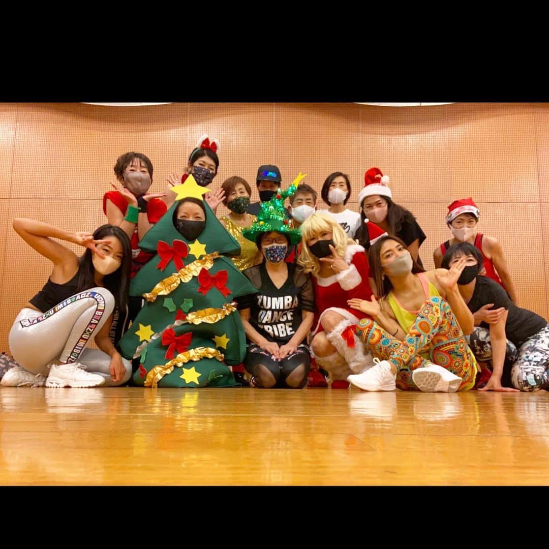 Meg（メグ）のインスタグラム：「🎄Merry Christmas🎄🎅🏽❤️🎁 . . . #christmas #merrychristmas  #zumba #dance #zumbawear #メリークリスマス #クリスマスズンバ #仮装 #踊れる筋肉」