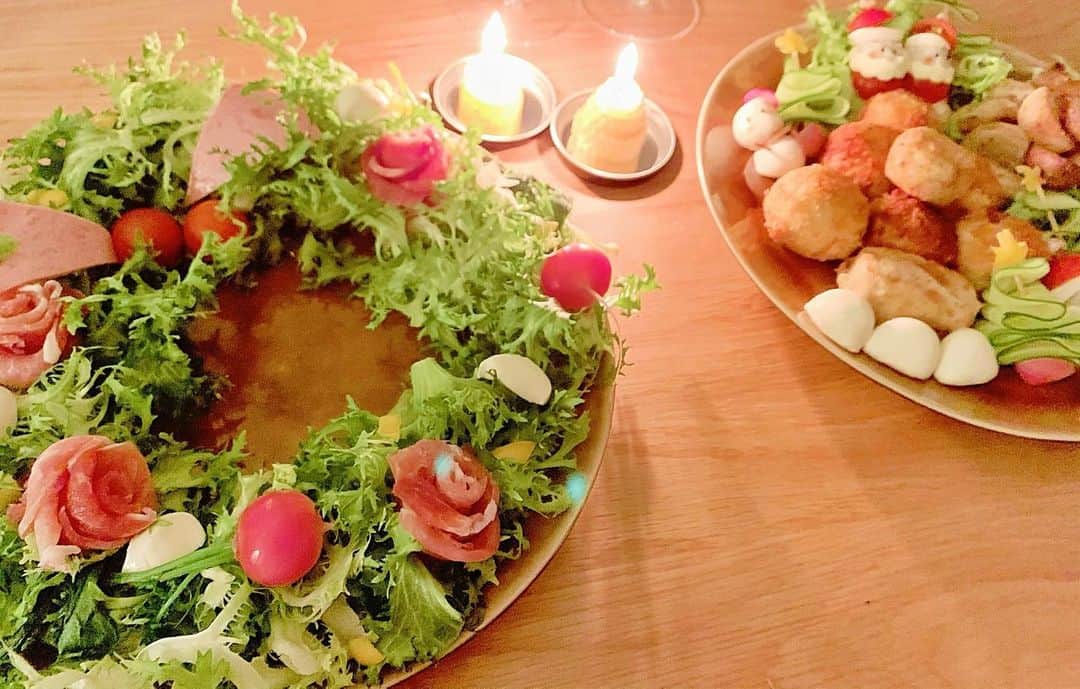 太田景子さんのインスタグラム写真 - (太田景子Instagram)「happy Merry  Xmas🎄🎂🦌🎁🎉  今年はお家で静かに楽しくクリスマスを過ごしています😘🌟  今年から始めた無農薬の有機野菜を育てる畑で採れたお野菜たちをたくさん使って晩ごはんを作りました🎂🌟🙌🏻  養蜂をしているお知り合いがくれた蜜蝋キャンドルを灯したら、なんだか素敵な演出になっちゃった☺️🕯  みなさんはどんなクリスマスをお過ごしですか？😊💛💛💛」12月25日 8時06分 - keiko_ota1121