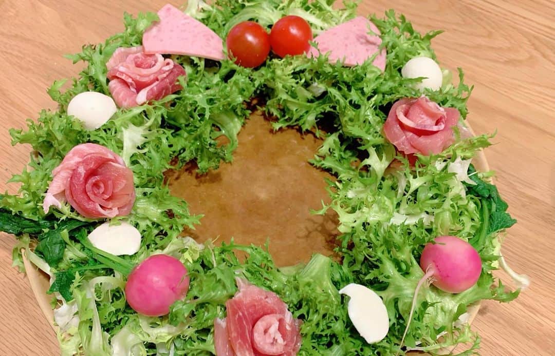 太田景子さんのインスタグラム写真 - (太田景子Instagram)「happy Merry  Xmas🎄🎂🦌🎁🎉  今年はお家で静かに楽しくクリスマスを過ごしています😘🌟  今年から始めた無農薬の有機野菜を育てる畑で採れたお野菜たちをたくさん使って晩ごはんを作りました🎂🌟🙌🏻  養蜂をしているお知り合いがくれた蜜蝋キャンドルを灯したら、なんだか素敵な演出になっちゃった☺️🕯  みなさんはどんなクリスマスをお過ごしですか？😊💛💛💛」12月25日 8時06分 - keiko_ota1121