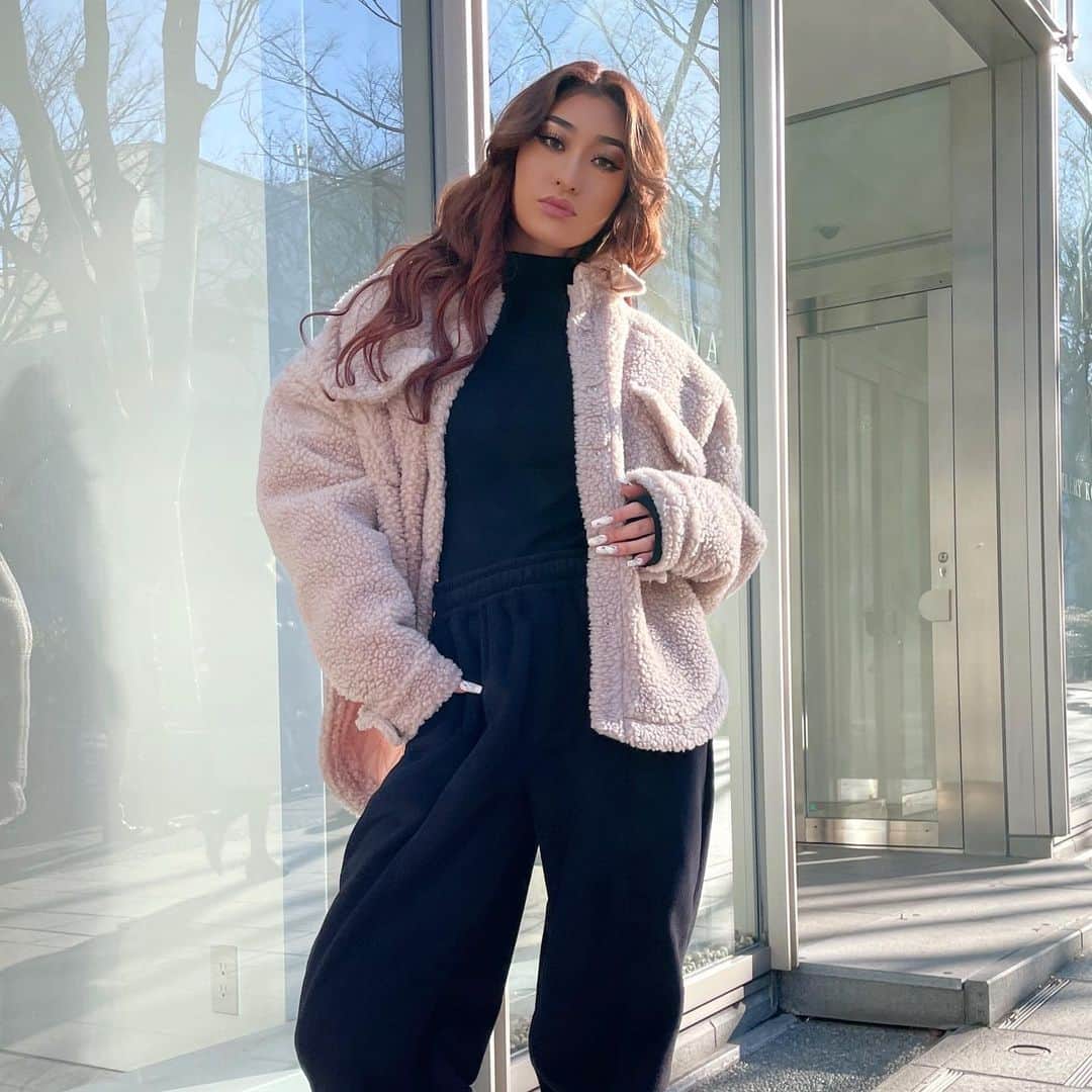 のインスタグラム：「𝗕𝗜𝗚 𝗛𝗢𝗟𝗜𝗗𝗔𝗬 𝗦𝗔𝗟𝗘🎄﻿ 【30%OFF💗】ボリュームボアシャツジャケット﻿ ﻿ ﻿  大人気BIGボアジャケットがBIG HOLIDAY SALEに追加🤩﻿ ﻿本日23時59分まで限定送料無料㊙️📦✨ 裏地がキルティングになっており、風邪を通しにくく暖かいです💗﻿ ﻿ シンプルなデザインなので着まわし力抜群✨﻿ ﻿  腰回りも隠せる着丈でスタイルUP間違いなし❗️﻿ どんなコーディネートもこれ1枚羽織れば存在感抜群です✨﻿ ﻿ タイトワンピースにはもちろん❤️﻿ ﻿ 今年トレンドのスウェットコーデのようなカジュアルにも着回せる優秀アイテム✨﻿ ﻿ #bestseller#ボア#new﻿ #jacket﻿ #holiday#sale﻿ #ANELATOKYO」