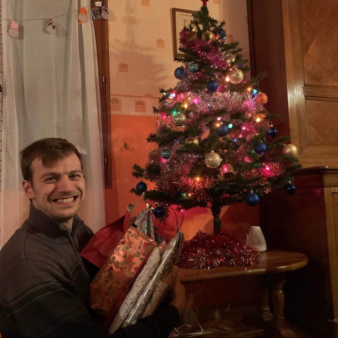 クリストフ・ルメートルのインスタグラム：「Joyeux Noël à tout le monde ! J’espère que vous avez été gâtés, mais plus important encore, que vous avez pu le passer avec des proches et de la famille pour passer de bons moments de partage.  #noel #réveillon #joyeuxnoël #merrychristmas #cadeaux #partage #famille #proches #bonnesfetes」