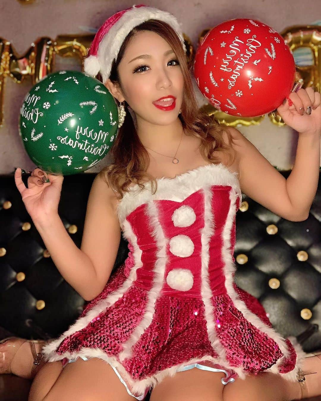 のインスタグラム：「みなさんサンタさんはきましたか？🎅🙊 . . 毎年るんるんなイベント、クリスマス🎄🎅 1日目来てくださった皆さんありがとうございました☺️ いい曲に美味しいお酒に楽しいショーに幸せ空間すぎますね🥰 そしてわたしにもサンタさんが🎅🥺お店でも遠隔でもありがとうございます🙇‍♀️🤍 何歳になってもプレゼントって嬉しいいいい🎁🥰 . さあ2日目もみんなでクリスマスパーティーしましょっ🍗🥂🤤 . . #メリークリスマス #merrychristmas  #エンタメ活動を止めない  #バーレスクヤバイ #バーレスク東京 #パリオン #セクシー #ショーガール #ダンサー #バーレスク #エロカワ #モデル #むちむち女子 #ギャル #水着女子 #インスタ映え #えちえち #クリスマス #サンタコス #コスプレ #サンタコス #ツインテール  #burlesquetokyo #burlesque #dancer #showgirl #instagood #christmas #cosplay #selfie」