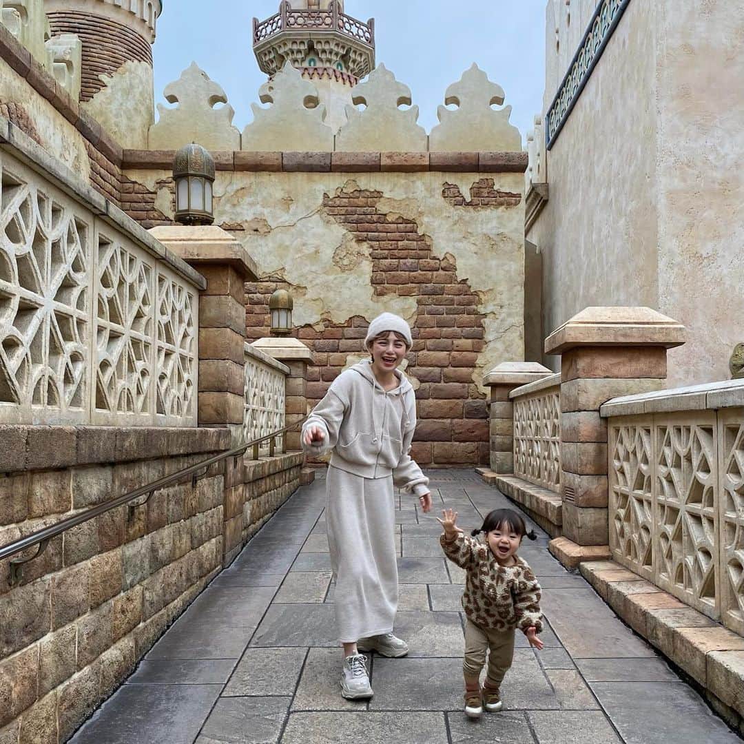 長谷川あやのインスタグラム：「🇪🇬🇪🇬🇪🇬#disney#disneysea#christmas#christmaseve#baby#mama#令和ベイビー#生後19ヶ月#1歳#赤ちゃんのいる生活#新米ママ#女の子ママ#小夏のいる生活#ディズニーシー#pixelで撮影#teampixel#Googleのスマホ#Resortnista @to_the_sea_hawaii ・ ・ ・ Christmas Eve🎅🎄💓 ・ ディズニーシーで家族 のんびり過ごしました😌✌️」