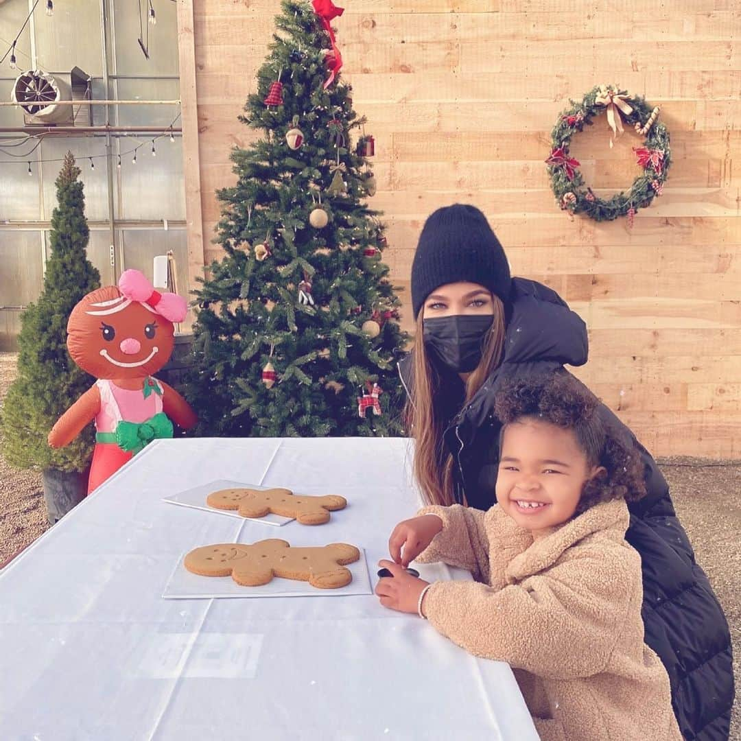 クロエ・カーダシアンさんのインスタグラム写真 - (クロエ・カーダシアンInstagram)「🤍🎄Merry Christmas Eve!!!! Moments with my True!! The sweetest!! Gingerbread house creations and plenty of candy eating!🤍🎄」12月25日 8時13分 - khloekardashian