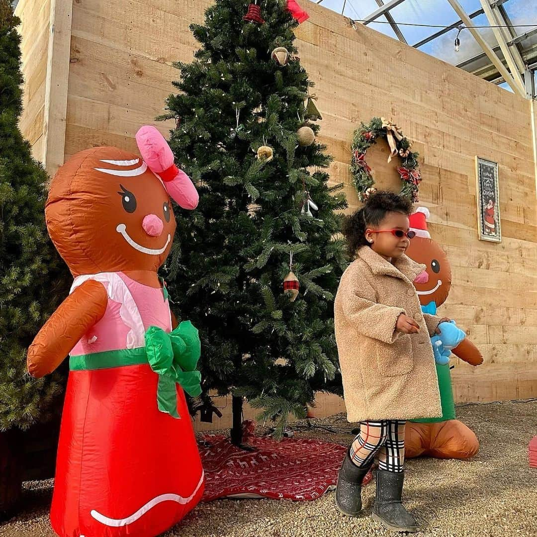 クロエ・カーダシアンさんのインスタグラム写真 - (クロエ・カーダシアンInstagram)「🤍🎄Merry Christmas Eve!!!! Moments with my True!! The sweetest!! Gingerbread house creations and plenty of candy eating!🤍🎄」12月25日 8時13分 - khloekardashian