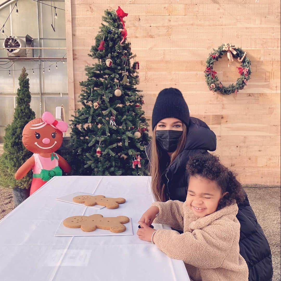 クロエ・カーダシアンさんのインスタグラム写真 - (クロエ・カーダシアンInstagram)「🤍🎄Merry Christmas Eve!!!! Moments with my True!! The sweetest!! Gingerbread house creations and plenty of candy eating!🤍🎄」12月25日 8時13分 - khloekardashian