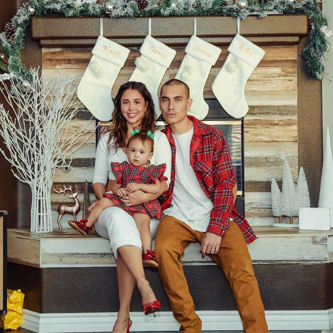 Tianna Gregoryのインスタグラム：「Merry Christmas Eve from the Cook family! ❄️」