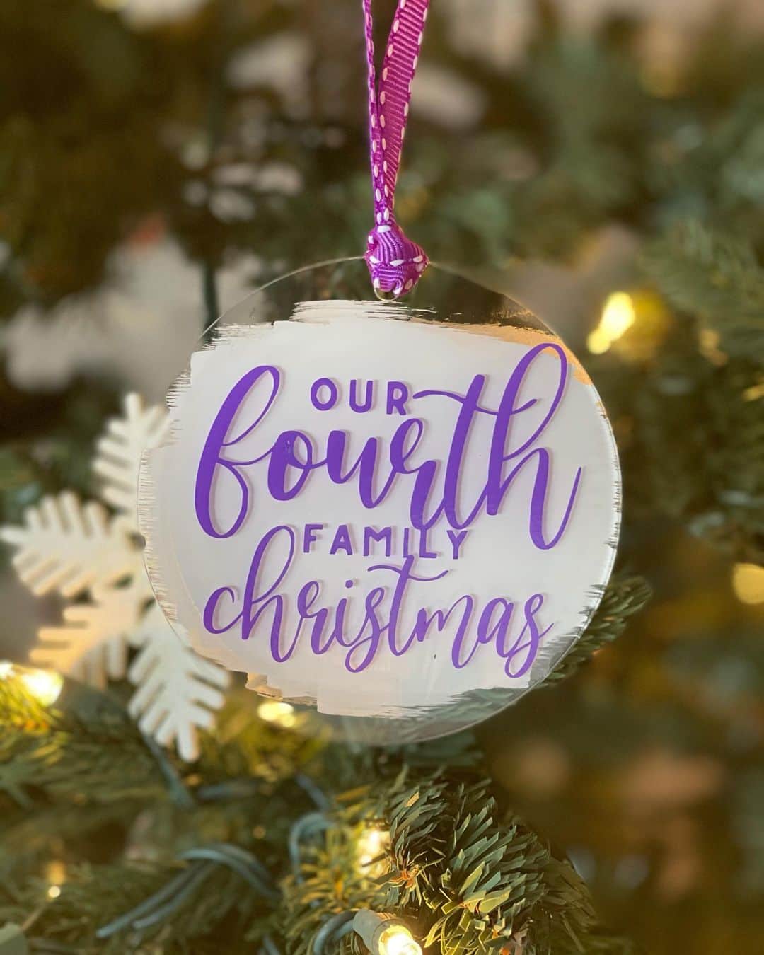 ショウン・トンプソンさんのインスタグラム写真 - (ショウン・トンプソンInstagram)「We are hanging our final ornaments on the tree! 🎄 Thank you @coloreocreativeco for making this Christmas Eve extra merry for us!  #tradition #christmas #thankful #smallbusiness」12月25日 8時13分 - shaunt