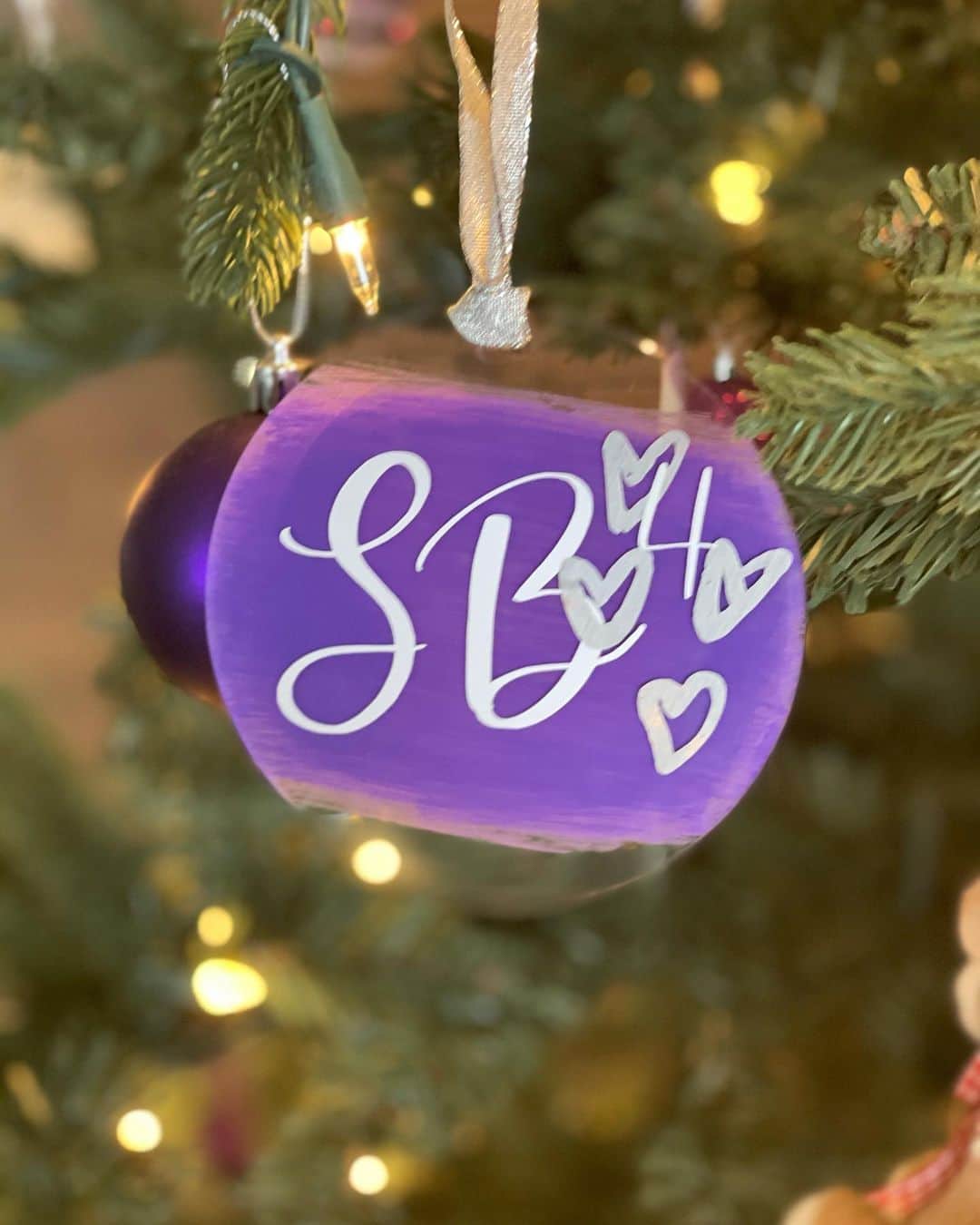 ショウン・トンプソンさんのインスタグラム写真 - (ショウン・トンプソンInstagram)「We are hanging our final ornaments on the tree! 🎄 Thank you @coloreocreativeco for making this Christmas Eve extra merry for us!  #tradition #christmas #thankful #smallbusiness」12月25日 8時13分 - shaunt