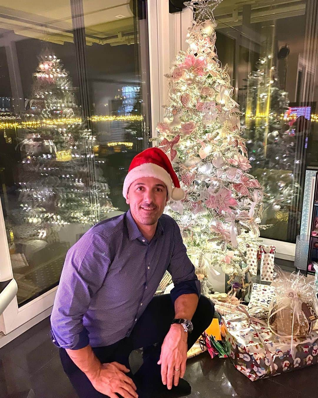 ファビアン・カンチェラーラのインスタグラム：「Hope you gona enjoy the Christmas time with your loved ones... 🎅🎄#happchristmas  #christmas #happyholidays #health #peace #eat #drinks # goodtimes」