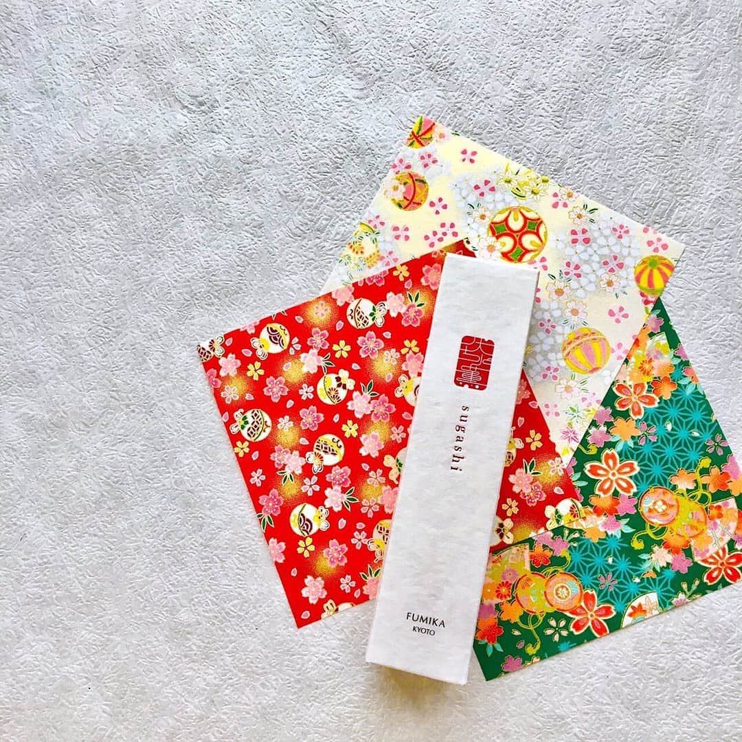 のインスタグラム：「、 、 🎄京から、肌咲く。🎄 FUMIKA30秒スキンケアセミナー 、 #fumika_review8 ちょっとブレイクタイム☕️ ＦＵＭＩＫＡいさぎ（化粧水スプレー）を使用されたお客様のレビュー🖋紹介 、 👩30代女性 全身使えて大好き  化粧の上からでも使用出来て、髪の毛から全身使ってます。 風呂上りや出掛ける寸前など、もう癖のようになっています。 そこまでいっぱい吹き出ないので本当に重宝しています。  、 ＊個人の感想です。 、 皆様ご使用いただきありがとうございます。m(_ _)m 、 写真はFUMIKAすがし（さっぱり化粧水）です。 ミストタイプの化粧水で、さっぱり清々しいお肌へ導きます。 、 #fumika_kyoto #スキンケア #美肌ケア #肌ケア #肌荒れ #ナチュラルコスメ #オーガニックコスメ #クレンジング #洗顔 #化粧水 #乳液 #美容液 #敏感肌 #乾燥肌 #美容 #美意識 #化粧 #ビューティー #基礎化粧品 #京野菜 #エステ #京都 #伏見 #日本酒 #kyoto #japanesecosmetics #skincareproduct」
