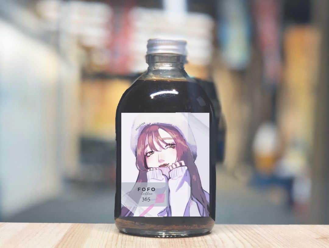 のインスタグラム：「♛﻿ ﻿ FOFOCOFFEE﻿ コラボ第2弾☕️﻿ 販売開始しました！  ⭐365ブレンド 100g×2 ⭐365ドリップセット ⭐365ドリップバッグ ⭐﻿365ラテベース  の4種類です👏 ﻿ ﻿(@_fofocoffee_ )の プロフィールにあるURLから購入出来ます✨﻿ ﻿ 今回も可愛く描いていただいて﻿ ありがとうございました😊﻿ ﻿(@ooaoioaoo )  #fofocoffee #コーヒーのある暮らし」