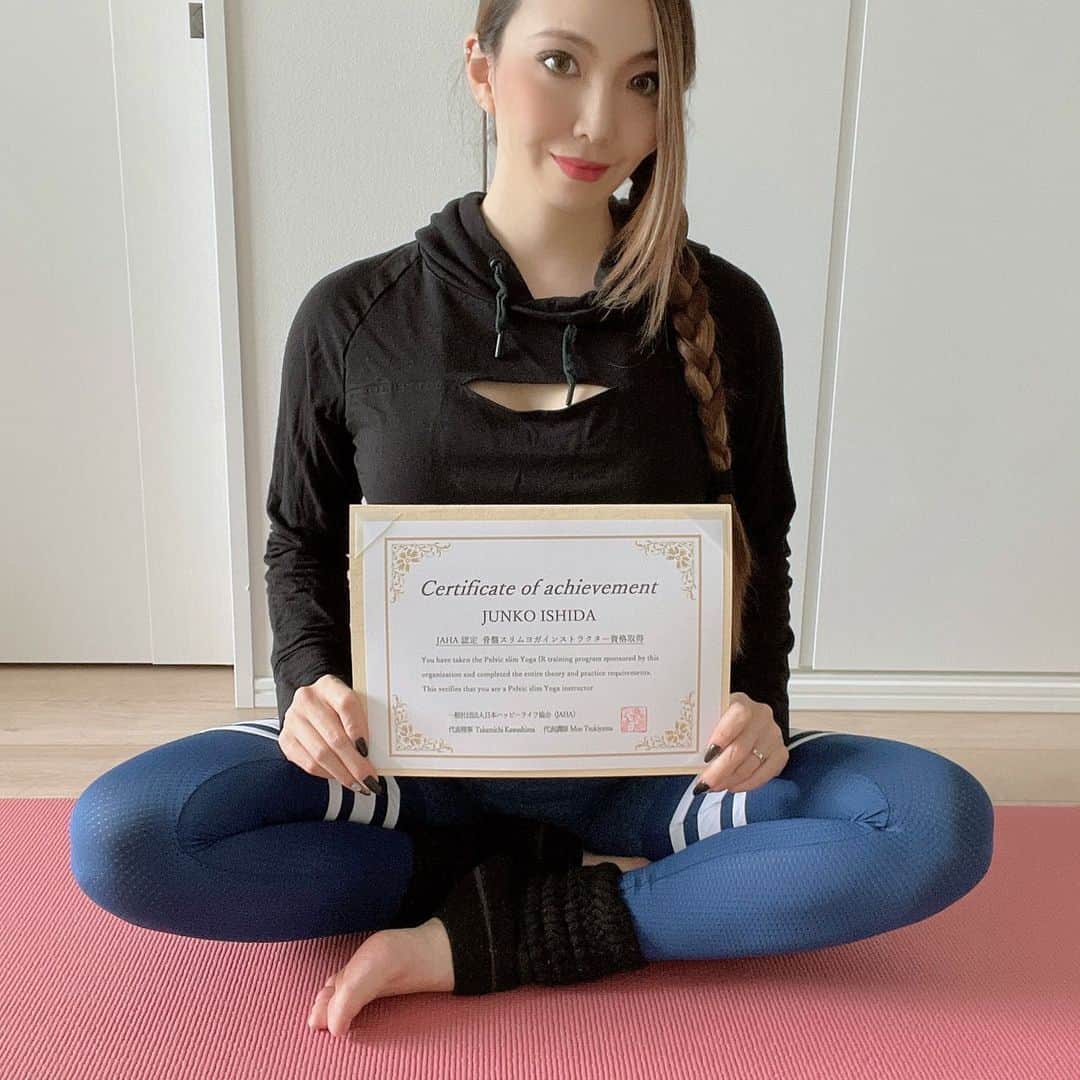 のインスタグラム：「【マタニティヨガ資格取得🧘‍♀️】 妊娠中はマタニティヨガをやりたいと思ってたので いっその事勉強しよう！と思い、 インストラクター資格取得しました♡ ・ この資格は正式名称『 #骨盤スリムヨガ 』で、 ☆妊活ヨガ ☆マタニティヨガ ☆産後ヨガ ☆椅子ヨガ のインストラクターとして指導するのを総合的に学びました🧘‍♀️ ・ ・ やっぱり女性の身体はいかに骨盤が大切！ という事を改めて実感✨ ・ 産後の体型戻しにも活かしていきたい👶💕 ・ ・ ・ #diet#pregnant#matanity#32weekspregnant#pregnancy#baby#9monthspregnant#matanityyoga#yoga #ダイエット#プレママ#妊娠9ヶ月#2月生まれ#2021年2月出産#妊婦#初マタ#妊娠後期#初マタさんと繋がりたい#ママリ#妊娠線予防#マタニティヨガ#初マタ#妊活ヨガ#産後ヨガ#インストラクター #3D糖質オフ #3D糖質オフレシピ」