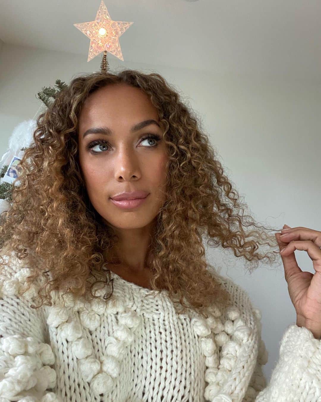 レオナ・ルイスのインスタグラム：「It’s one more sleeeeeeep ✨✨✨ I know it’s a tough Christmas this year, but I’m sending you all the love my heart can hold. Music has always gotten me through the toughest times so let’s sing and dance our way through this!!! Merry Christmas Eve ❤️🎄✨」
