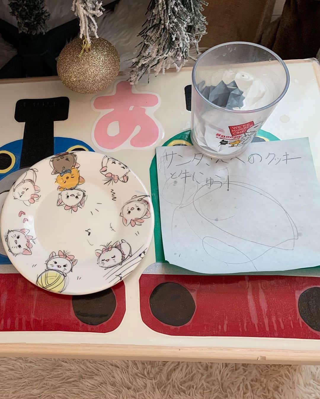 杉浦太陽さんのインスタグラム写真 - (杉浦太陽Instagram)「「サンタさんが来てたぁぁぁ！」 プレゼントを見つけて、 朝から大喜び！！！  ものすごく嬉しそうに学校に出発しました！ サンタさん、ステキなプレゼントをありがとう🎁⭐️  @sugiurataiyou_official  #サンタさん #クリスマスプレゼント #子どもたち大喜び #昨夜寝る前に用意した #サンタさんへのクッキーと牛乳 #ペロリと完食してくれてました #大喜びでした！ #サンタさんありがとう！」12月25日 8時37分 - sugiurataiyou_official