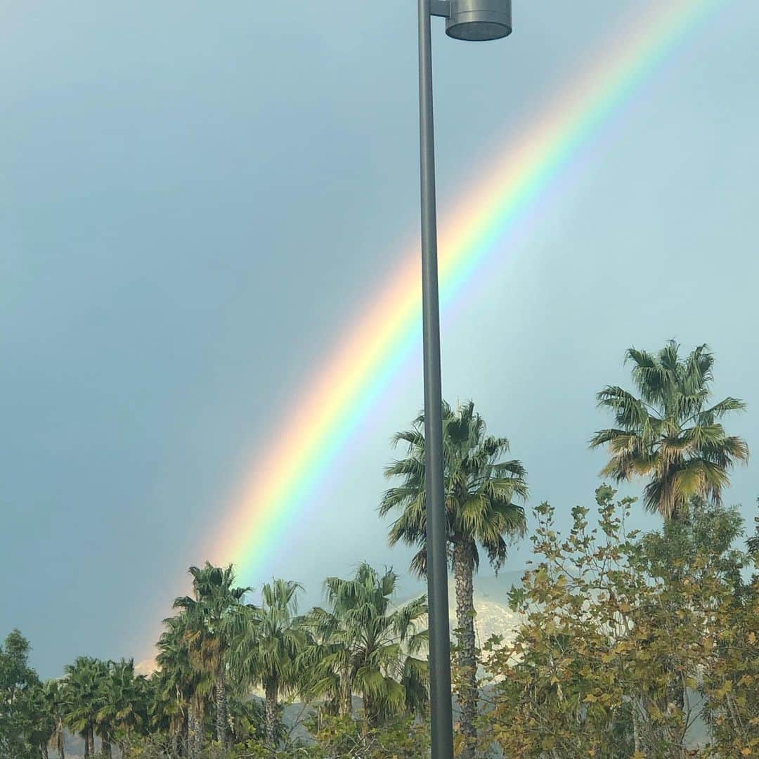 ネイサン・バーソロメイのインスタグラム：「A little Christmas Eve rainbow from Cali :) the pictures don’t even do it justice! Merry Christmas everyone 🙌🏼❤️」