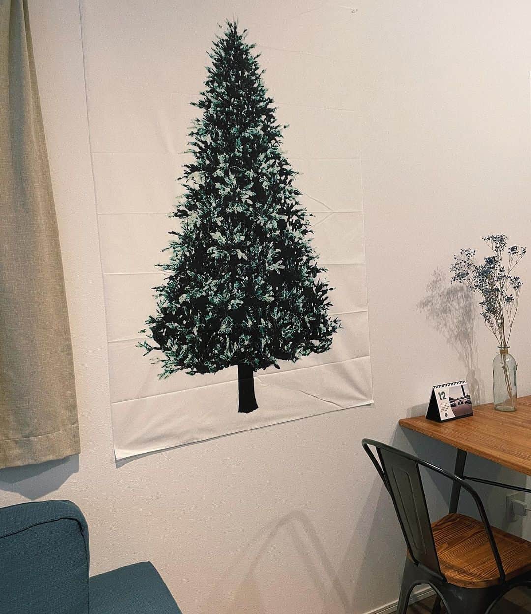 sayocoのインスタグラム：「Happy Merry Christmas🎅🏻🍗 我が家のクリスマスツリーは平面🎄シュールw ツリー欲しいけど、片付け面倒だしな〜て 考えた結果がこれだった😂 来年は飾り買いたいなあ〜🥲わら #merrychristmas2020」