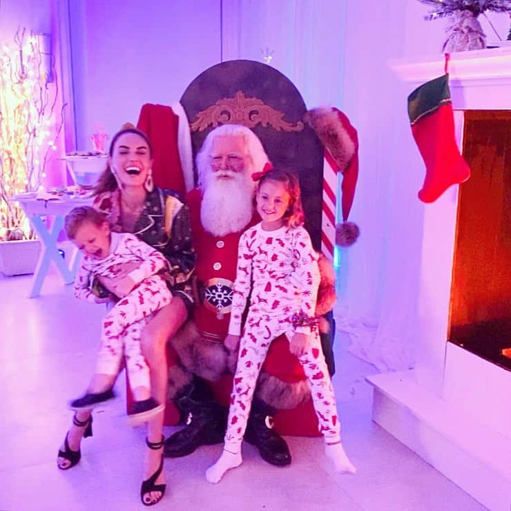 Elizabeth Chambers Hammerのインスタグラム：「Naughty or nice? Also, petitioning for all Christmas parties to be of the pajama variety. @hollyincayman, you get it right every time.」