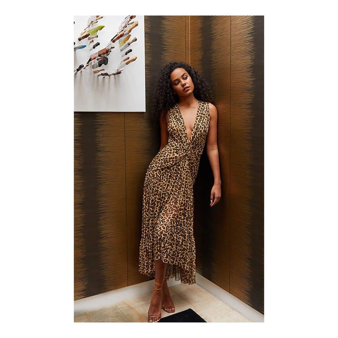 ティーバッグスのインスタグラム：「Holiday mood ✨ The stunning @ava_dash in her namesake dress. #MISAworld」