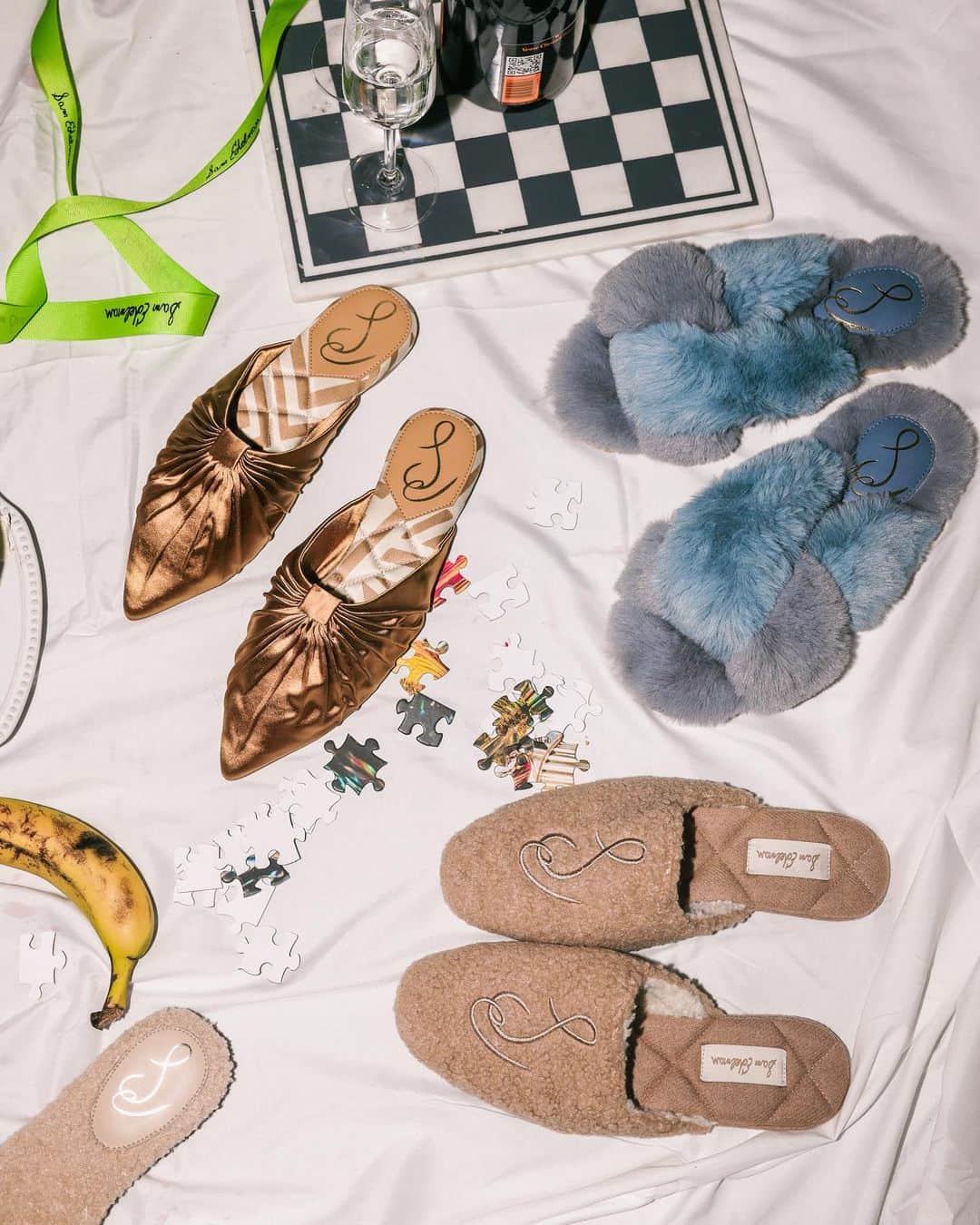 サムエデルマンのインスタグラム：「Home for the holidays in our new favorite slippers ✨  Tap to shop our coziest collection yet   See our Slippers highlight for more   #SamEdelman #SlipIntoSam」
