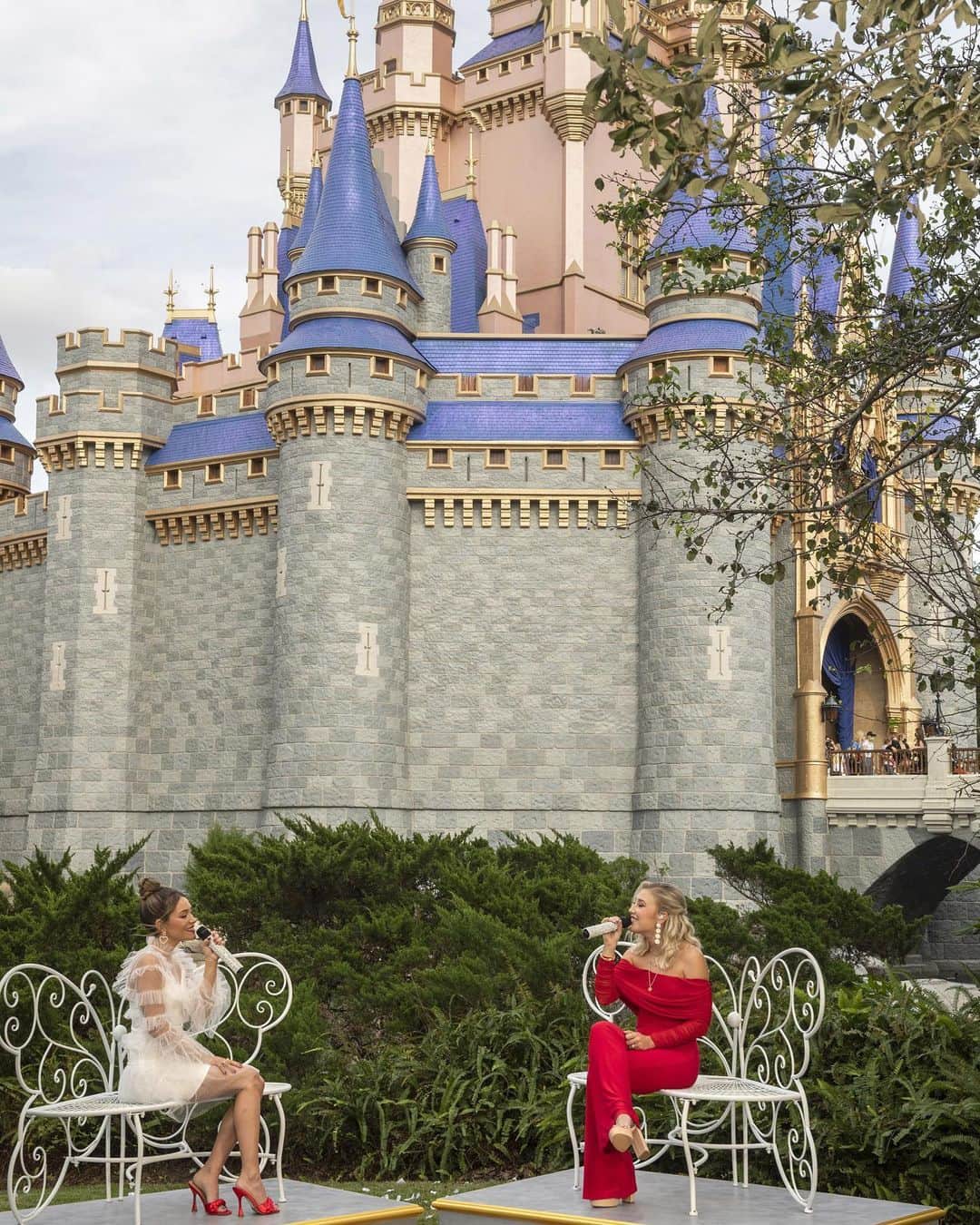 Maddie & Taeのインスタグラム：「Don’t miss the holly, jolly Disney Parks Magical Christmas Celebration with us on Christmas morning at 10e|9c|p on @ABCNetwork! #DisneyChristmasCelebration @WaltDisneyWorld」