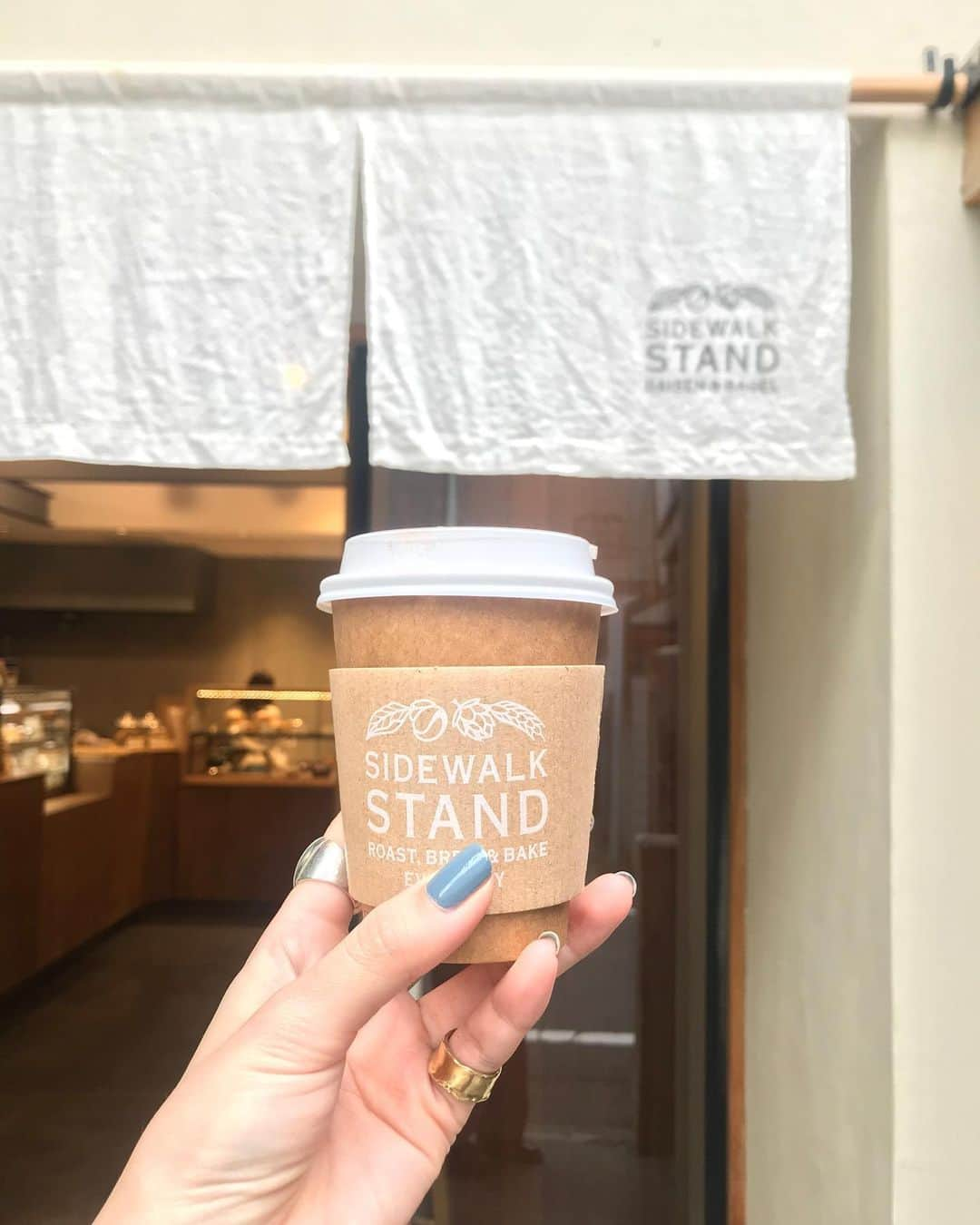 C A F E L O V E Rさんのインスタグラム写真 - (C A F E L O V E RInstagram)「SIDEWALK STAND BAISEN & BAGEL//中目黒 厳選されたコーヒー生豆が 丁寧にローストされたスペシャルティコーヒーを ゆっくり味わうことの出来る、落ち着くお店☕️ 毎朝工房で焼き上げられるベーグルは、生地や具材を選んで ベーグルサンドをカスタムオーダーすることも可能🥯 ㅤ @sidewalk_stand_baisenandbagel  #sidewalkstandbaisenandbagel  #サイドウォークスタンドバイセンアンドベーグル  ㅤ ※営業状況やメニューなど詳細は、 各アカウントでご確認ください それぞれができる形で大好きなカフェを応援しよう！ #コロナフードアクション」12月25日 8時39分 - _cafelover_