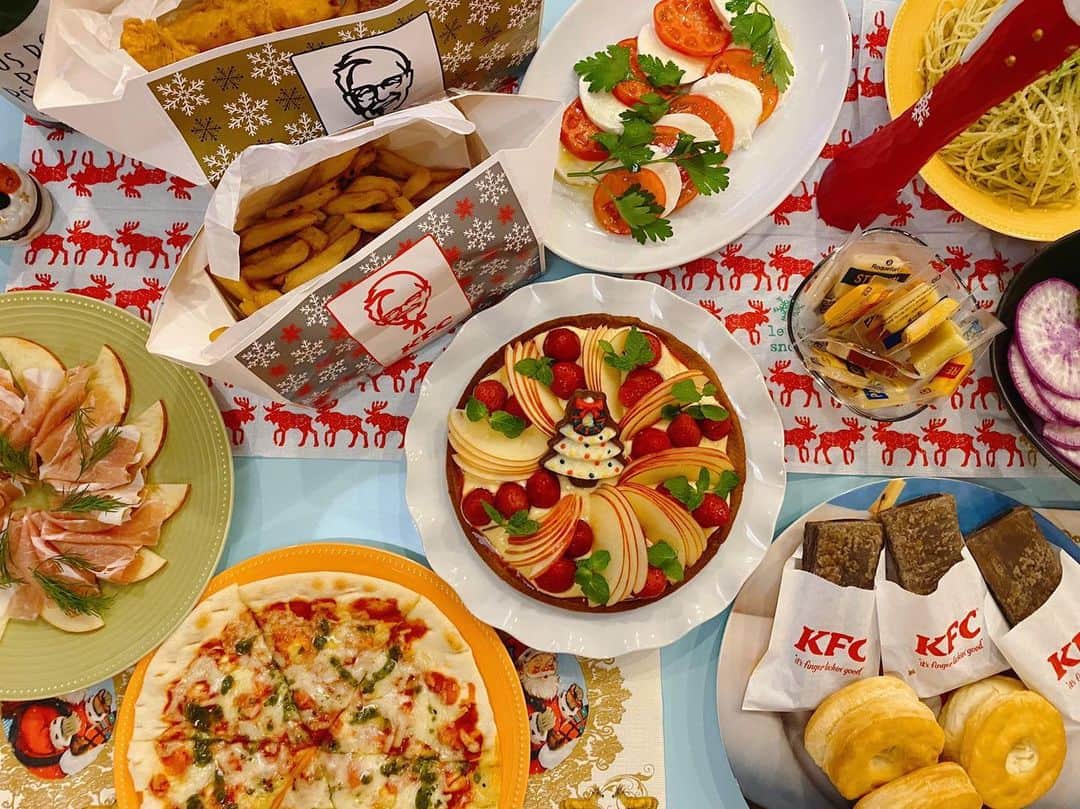川上ジュリアのインスタグラム：「メリークリスマス🤶🎄✨ 昨日は3年目のメンバーでホームパーチー♡ お料理完璧過ぎてウーバーイーツの様ですがわかちゃんののお手製でございます😭👏🏻💓 クリスマスすきです！！！！」