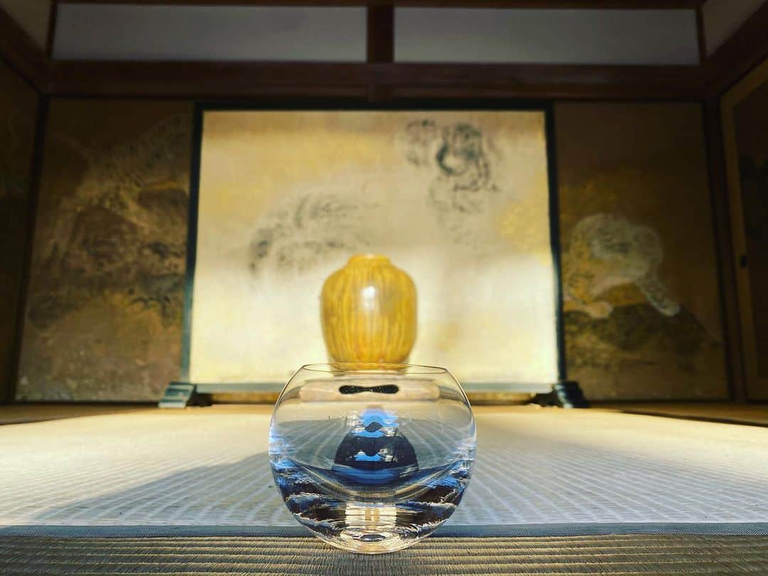 窪塚洋介のインスタグラム：「💧WATASHI JAPAN💧 購入してくれた方から「届いたよ」の声、たくさん頂いてます。 クリスマスプレゼントになれば幸い。 それぞれこのまん丸な"縁"と共に素敵な時間をお過ごし下さい^ ^  水はすべての命の源。 水は向かうべき方向に突き進む。 水はどんな形の器にも収まる。  水瓶座の時代に突入しました。 風の時代とも呼ばれます。 旧い社会は日々崩壊してゆく。  我々も一人一人が清らかな水となって、 より良い世界を創りましょうね。」