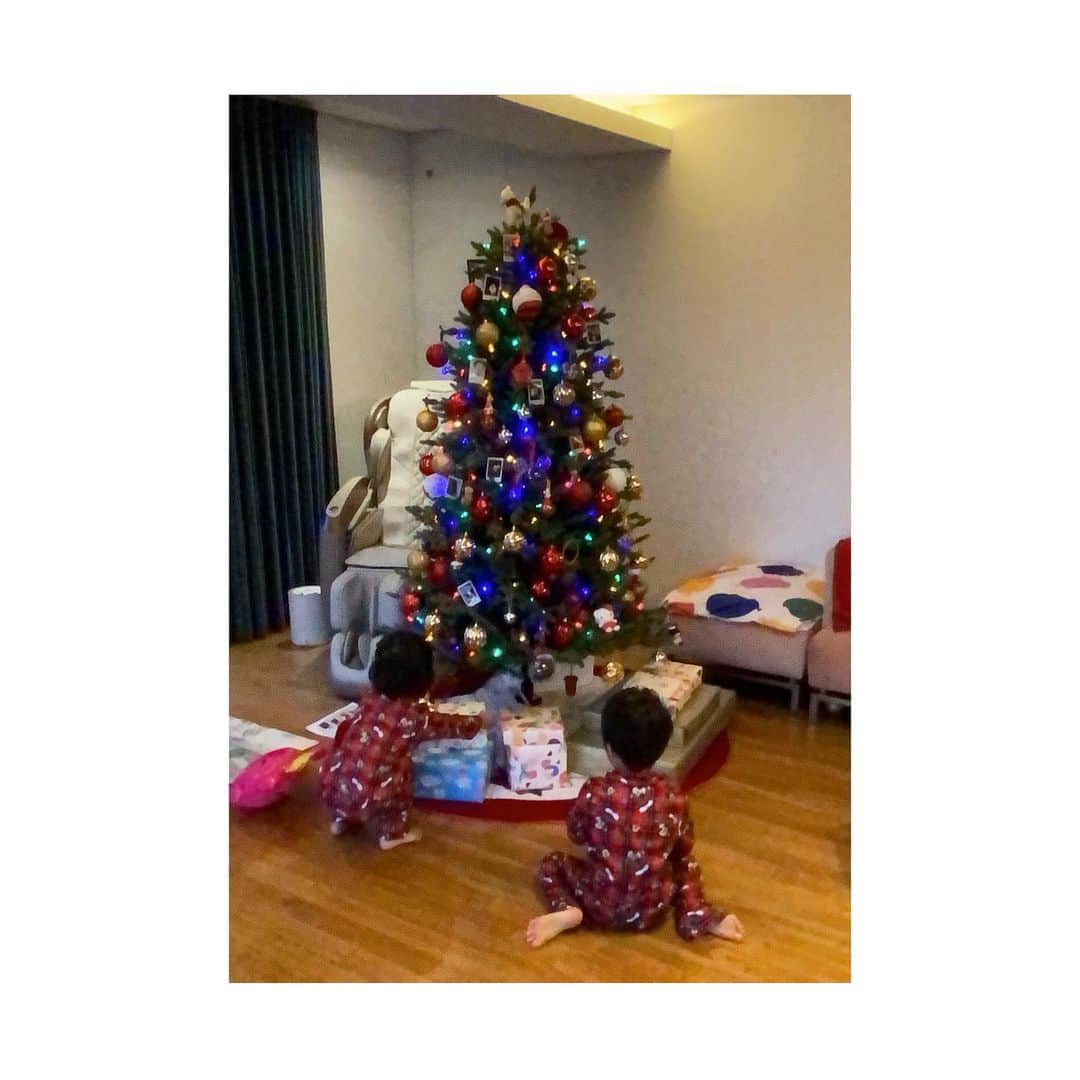 シン・ヒョンジュンさんのインスタグラム写真 - (シン・ヒョンジュンInstagram)「Merry Christmas 🎅🏻  천사가 이르되 무서워 말라  보라 내가 온 백성에게 미칠 큰 기쁨의 좋은 소식을 너희에게 전하노라  오늘날 다윗의 동네에 너희를 위하여 구주가 나셨으니 곧 그리스도 주시니라 (누가복음 2:10-11)  And the angel said, Have no fear; for truly, I give you good news of great joy which will be for all the people: For on this day, in the town of David, a Saviour has come to birth, who is Christ the Lord. (Luke)  인친 여러분 주님의 축복이 함께 하시는  복된 성탄절이 되시길 축복합니다 💚」12月25日 8時40分 - _shinhyunjoon_