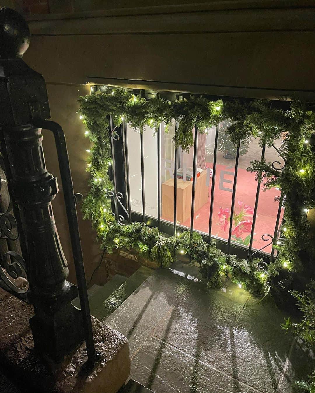 リエのインスタグラム：「Happy Holidays to you and your loved ones! ✨」