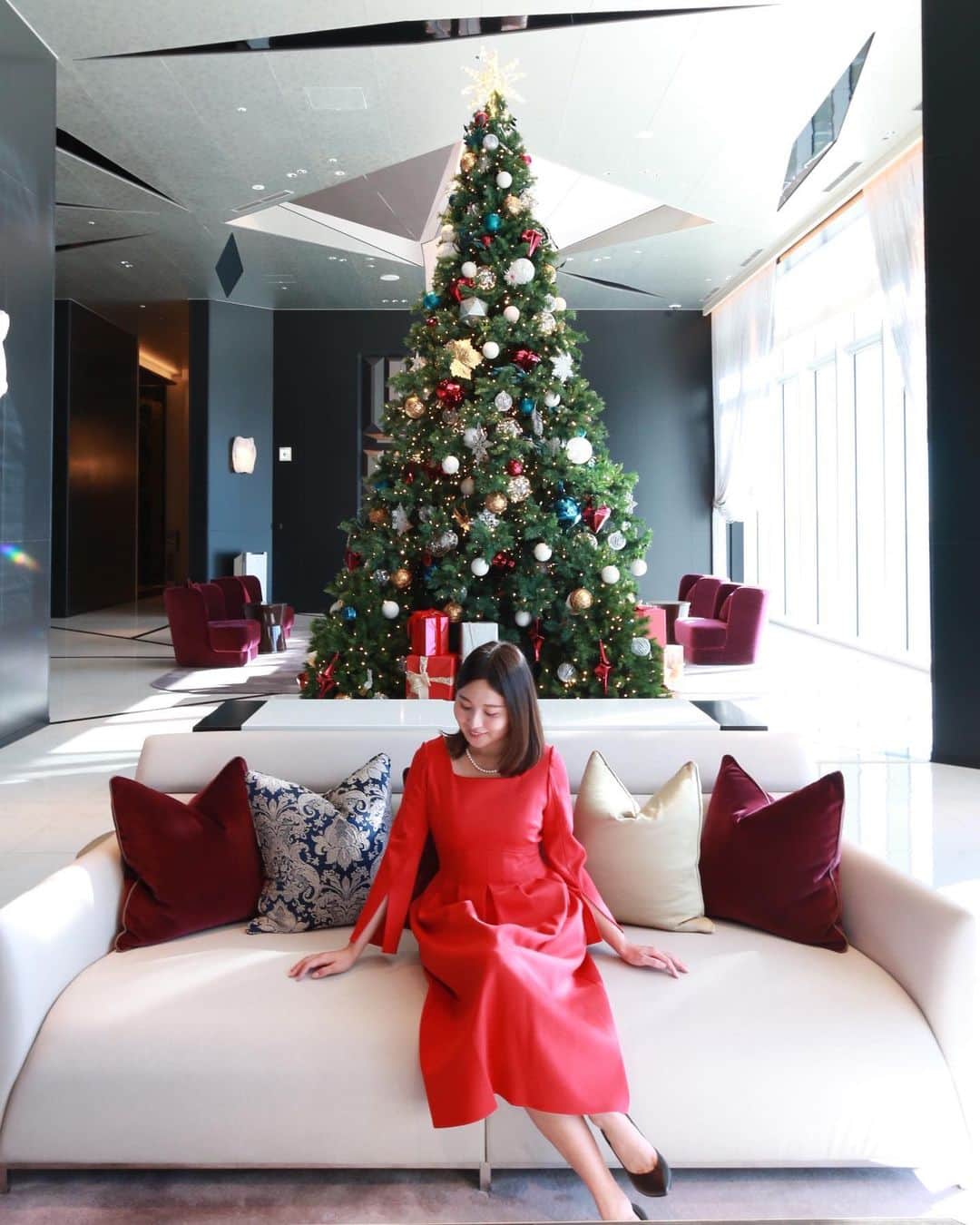 樋口智恵子のインスタグラム：「Merry Christmas🎄 @kahalaresort_yokohama  . . . . 良いクリスマスをお過ごし下さい🎄 カハラホテルのクリスマスツリー、とても綺麗でした✨誰も居ないロビーでゆっくりと眺めるのはなんとも贅沢🎄 ブログによるとちょうど10年前の冬、ハワイのカハラホテルに滞在していました🌴懐かしいなぁ。またいつか、自由に世界を旅できる日が戻ってきますように。 . . . . #カハラホテル横浜 #カハラホテル #leadinghotelsoftheworld #hotelstay #christmastree #横浜 #クリスマスツリー #lhwtraveler #lhw #holidayseason」