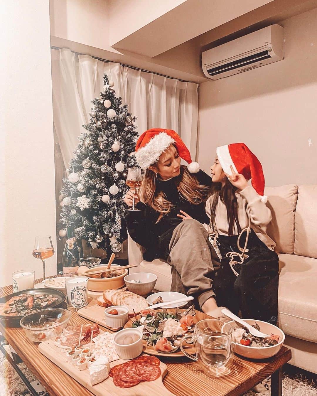 ✷kana✷のインスタグラム：「Merry christmas🍷✨ . . おうちでプチパーティー🎄 ・ローストビーフ ・クリスマスリースサラダ ・アヒージョ ・マッシュポテト ・生ハムチーズSET ・チョコレートドゥーブル . バタバタだったけどなんとか全部 美味くいきました🍴♡ . 私、、完全部屋着スウェットです笑 みなさまよいクリスマスを✨」