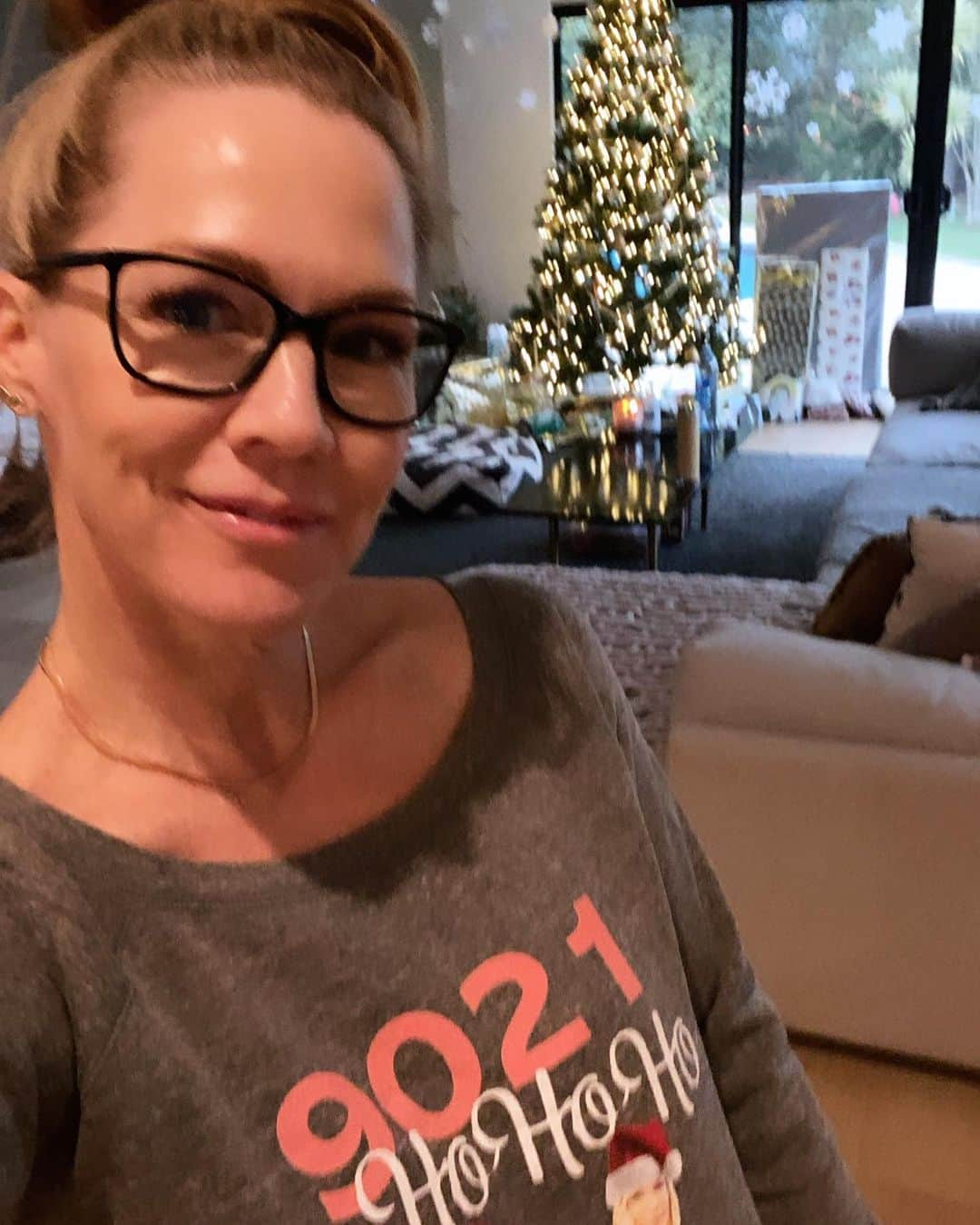 ジェニー・ガースさんのインスタグラム写真 - (ジェニー・ガースInstagram)「Happy Holidays from all of us at @9021omgpodcast 🥰 🎅🏿🎅🏾🎅🏽🎅🏼🎅🏻🎅🏿🎅🏾🎅🏽🎅🏼🎅🏻 #9021hohoho #90210 #hohoho  @torispelling @sisanie @iheartradio」12月25日 8時50分 - jenniegarth