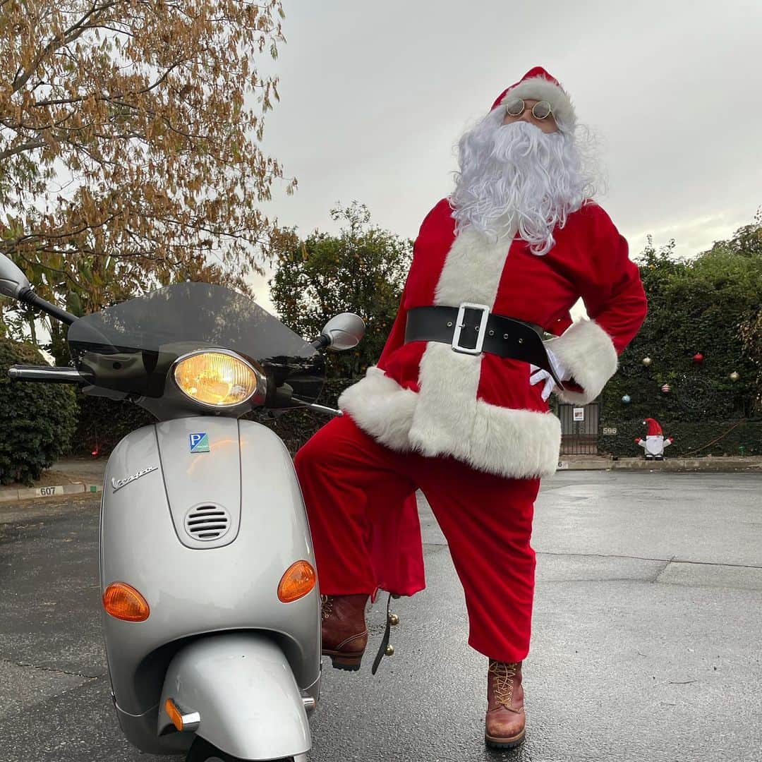 コーディー・ウォーカーさんのインスタグラム写真 - (コーディー・ウォーカーInstagram)「Santa came by our house early on a true HOG! I just couldn’t believe my eyes 🤩 ❤️ I’m like a kid again!  #merrychristmas #vespa #happyholidays」12月25日 8時50分 - codybwalker