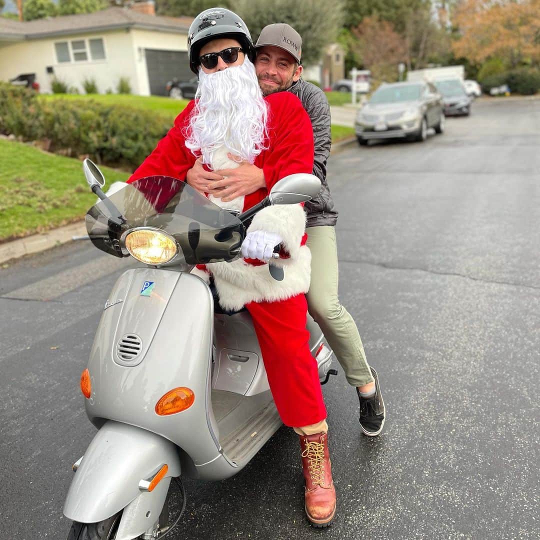 コーディー・ウォーカーさんのインスタグラム写真 - (コーディー・ウォーカーInstagram)「Santa came by our house early on a true HOG! I just couldn’t believe my eyes 🤩 ❤️ I’m like a kid again!  #merrychristmas #vespa #happyholidays」12月25日 8時50分 - codybwalker