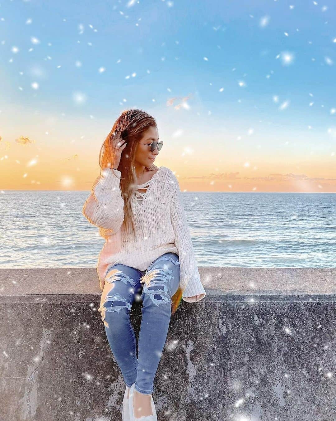 のインスタグラム：「𝗠𝗲𝗿𝗿𝘆 𝗫𝗺𝗮𝘀 🎄🎁 ・ いつも、こーいう加工しないんだけど クリスマスという事で 雪降らせてみた☃️❤️ ・ 慣れなすぎてめっちゃ時間かかったけど、クリスマス🎄っぽさが出て嬉しいなー🤣🙌🏾 ・ イメージは湘南っぽいコーデで 𝗕𝗲𝗮𝗰𝗵 𝗫𝘀𝗺𝗮𝘀 🐚←なんのイメージよね😂 ・ 毎年 恒例ですが、 ・ 𝗛𝗮𝗽𝗽𝘆 𝗠𝗲𝗿𝗿𝘆 𝗫𝗺𝗮𝘀 🎄❤️ ・ 聖なる夜… 性なる夜 あなたはどっち🤪？？←黙らせてください😂爆笑 ・ 1枚目→加工後 2枚目→過去前 ・ ・ ・ ・ ・ #AExME #AEJeans #AEホリデーコレクション #ootdfashion #surfergirl  #americaneagleoutfitters  #uggshoes  #lackofcolor  #カジュアルコーデ  #ガールズスケーター  #サーファーガール  #着回しコーディネート  #ナチュラルファッション  #サングラス女子 #横乗り女子  #西海岸ファッション #サーフスタイル  #ベージュコーデ  #カジュアルコーデ  #アメリカンイーグル  #ビーチガール  #ビーチファッション  #リゾートファッション  #ラテ肌  #湘南カフェ  #外国人風  #外国人風カラー  #湘南  #カリフォルニアスタイル #パシフィックドライブイン #写真加工」