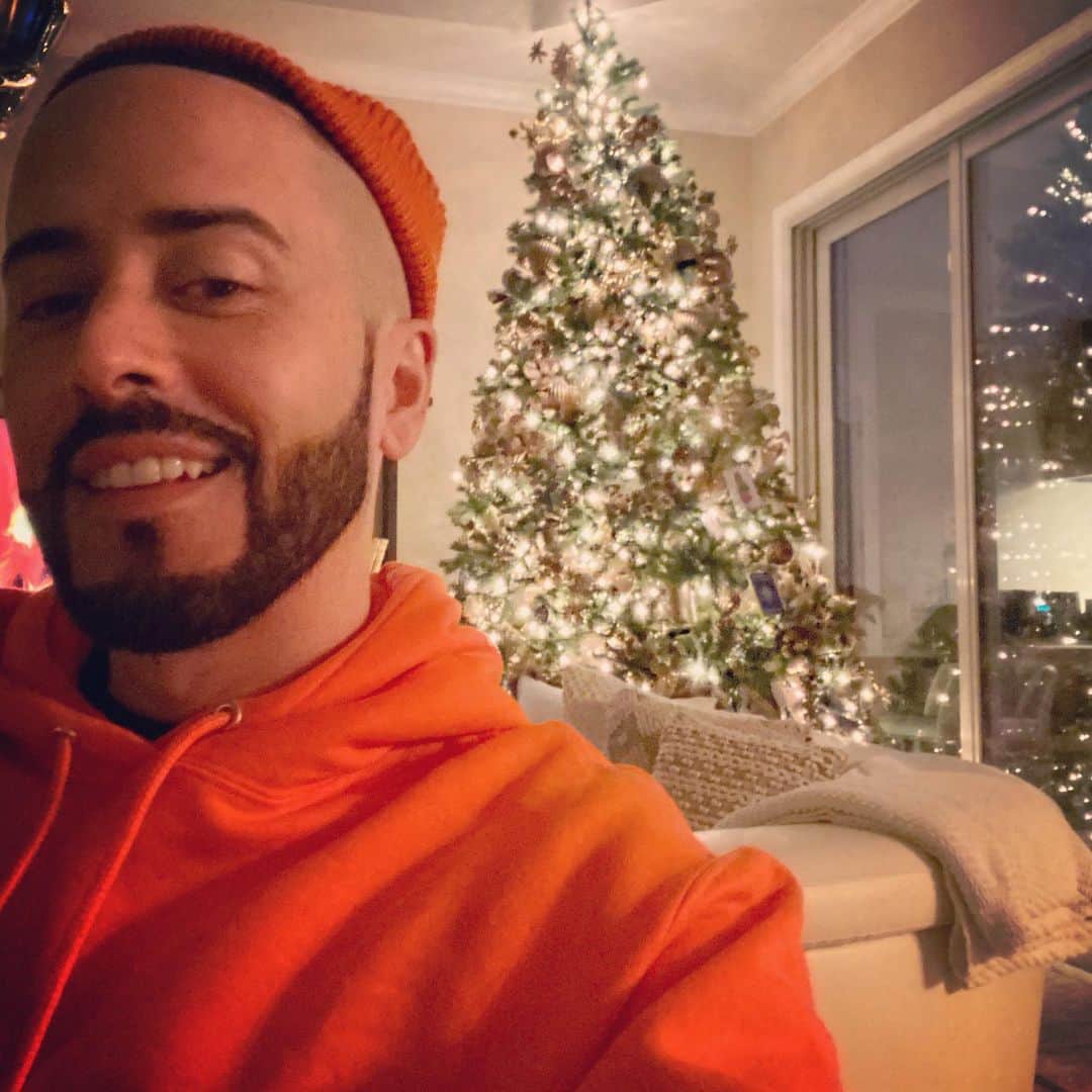 ヤンデルのインスタグラム：「🎄🍊 Activo que hacen?」