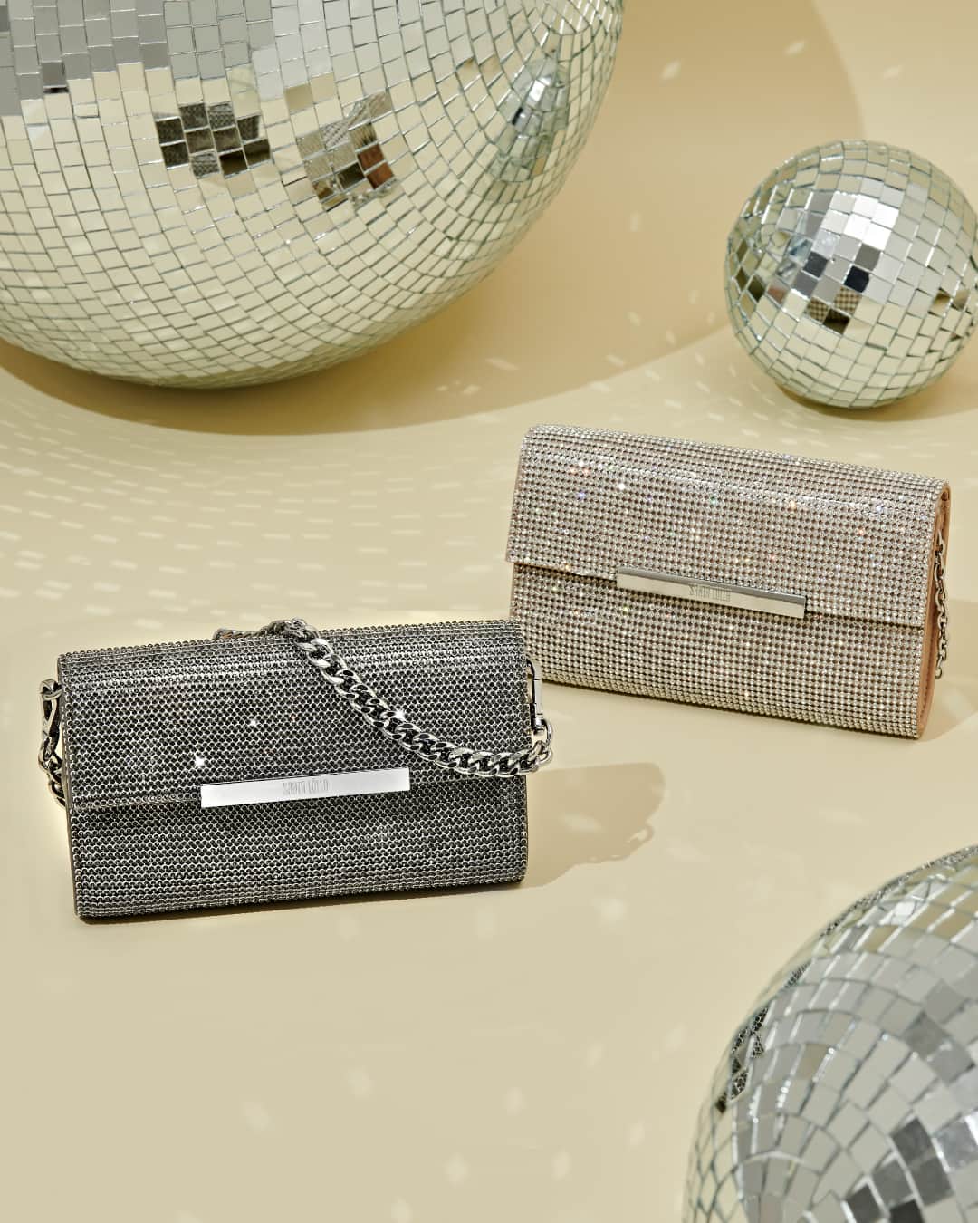 Santa Lollaのインスタグラム：「É brilho que você quer? Em prata ou dourado, a clutch envelope se reinventa ao ser coberta por cristais e ganhar alça em correntaria. Simplesmente PER-FEI-TA para dar aquele efeito glam no look. [ R$269,90 cada ] #santalollaverao21 #letsparty #partyglam #SLhandbags #clutch」
