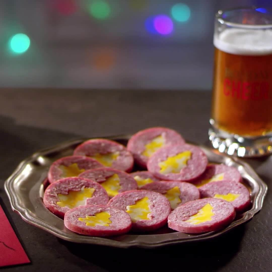 ジョンソンヴィルのインスタグラム：「Merry Christmas to all. And to Santa, a delicious plate of summer sausage.   May your holiday be merry and bright!」