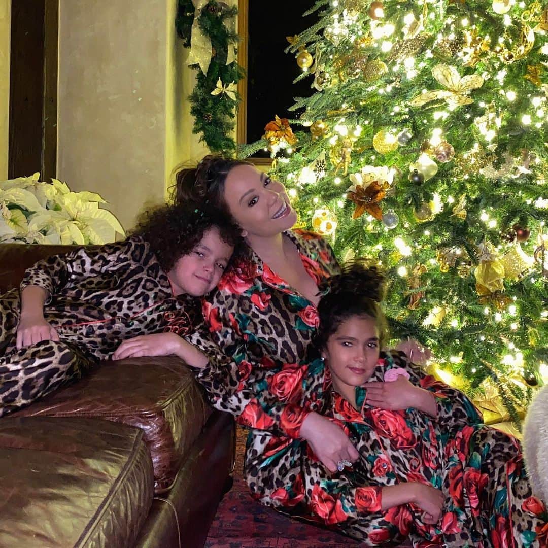 マライア・キャリーのインスタグラム：「Sitting with Dem Kids by the tree, getting ready to read “A Snow Globe of Joy“ from my memoir together… Starting a new holiday tradition for us.♥️😇🎄🌠🌠 Thank you so much to everyone who helped support “The Meaning of Mariah Carey“ My little girl self is grateful...😢🎁 We love and appreciate you so much! Merry Christmas Eve to All! 🐑🎹❄️🎹」