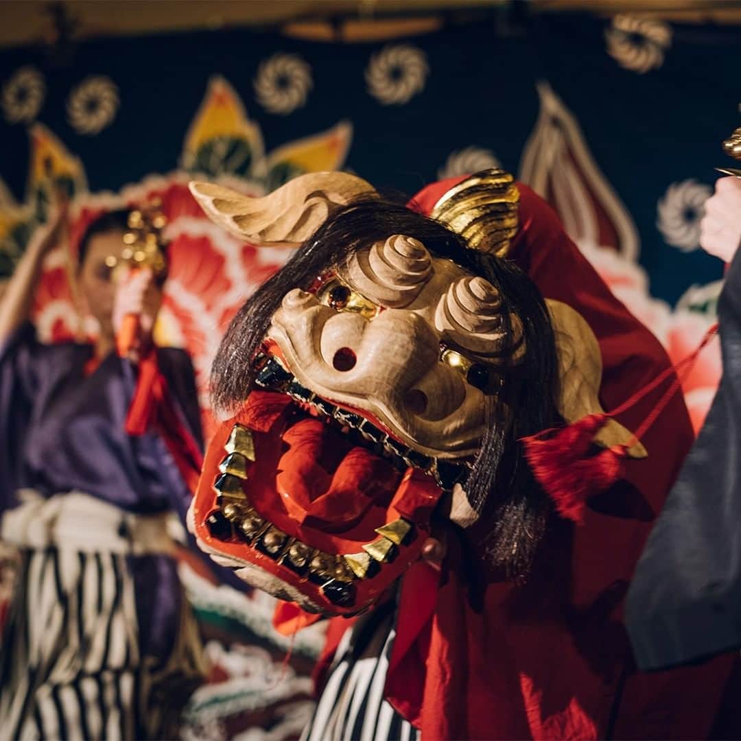 星野リゾート 界の若者旅さんのインスタグラム写真 - (星野リゾート 界の若者旅Instagram)「界 加賀では加賀百万石の武家文化の伝統を伝える独創的な加賀獅子舞「白銀の舞」を毎晩披露しております。加賀藩初代藩主の前田利家が金沢城に入城した際、祝いの獅子舞が盛大に行われたことから、民俗芸能として発展してきました。勇壮な獅子舞をお楽しみください。この地に伝わる文化を、趣向をこらしたおもてなしにして、毎日無料で提供する「界のご当地楽」。  界 加賀では、この地に花開いた武家文化を伝える伝統に触れる体験をご堪能ください。  界 加賀のご当地楽「白銀の舞」 開催日時：毎日 開催場所：界 加賀　トラベルライブラリー  #hoshinoresorts #kaikaga #星野リゾート #界加賀 #石川 #加賀 #山代温泉 #温泉旅館 #加賀百万石 #獅子舞」12月25日 9時01分 - hoshinoresorts.kai