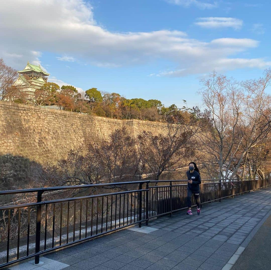 岡本依子さんのインスタグラム写真 - (岡本依子Instagram)「坂といえば大阪城の心臓破りの坂^_^ お正月に道着で走るけど、クリスマスにも走ってみました^_^ #この坂登れ　 #レッドブル レッドブルさんの企画ですが、坂の写真送ると、プレゼントが当たるかもです❤️ トレイルラン体験はやばそうなので、ガーミンスマートウォッチ希望💕  https://www.redbull.com/jp-ja/occasion-running-2020」12月25日 9時12分 - yorikookamoto