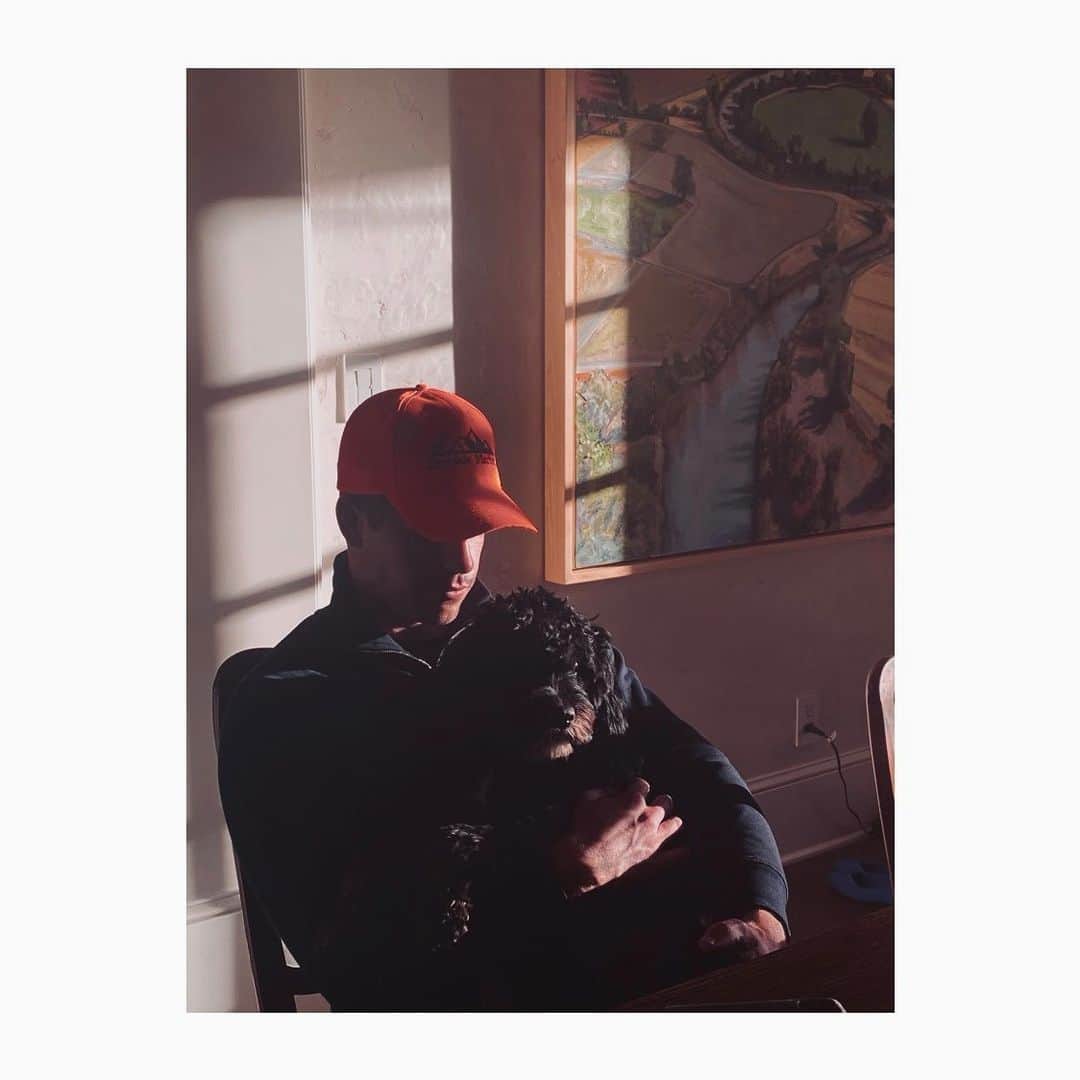 のインスタグラム：「Fell asleep sitting up waiting for Santa. Merry Xmas Eve and Happy Holidays! Stay safe and cozy ~ xo C&Homer 🎄🕊」