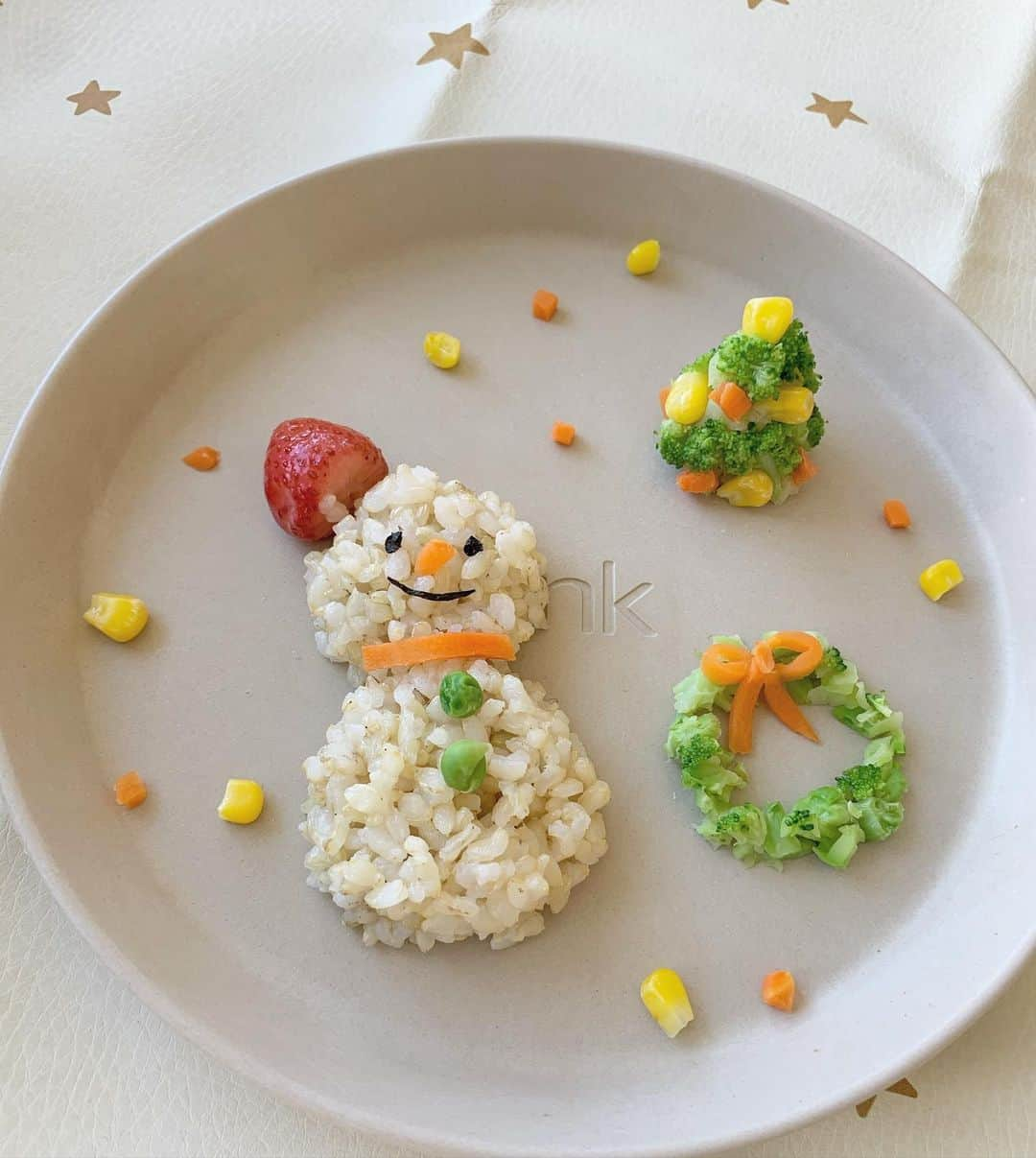 間瀬ゆきのインスタグラム：「クリスマス離乳食🎄  明日は作れそうにないのでイブの今日、 クリスマス離乳食を作ってみたんだけど 早く食べたい息子はギャン泣き😂  本当はサンタさんの帽子とか被らせて 写真撮りたかったけど、 帽子は秒で取っちゃうし とにかく食べたくて泣くし いい写真は撮れませんでした🥺  母さんの自己満よね😑 ごめんね🙏  食器は @cinkshop  ランチョンマットは @gathre   ブロッコリーで作った🎄は @ren.babyfood.diary さんのインスタを 参考にさせていただきました❤  どーでもいいですが 我が家は離乳食も玄米なので ⛄がベージュになっちゃいました😂  #ハワイ子育て #ハワイ育児 #ハワイ出産 #ハワイ移住 #子連れハワイ #生後16ヶ月 #1歳 #1歳4ヶ月 #1歳男の子 #2019年8月生まれ #男の子ママ #育児記録 #育児の悩み #産後ダイエット #baby #babyboy #hawaii #ハワイ #離乳食 #ベビー用品 #ベビー用食器 #離乳食グッズ #babyplate #babyfood #離乳食アート #クリスマス離乳食 #記念日離乳食 #Christmas #クリスマス #babyfoodideas」