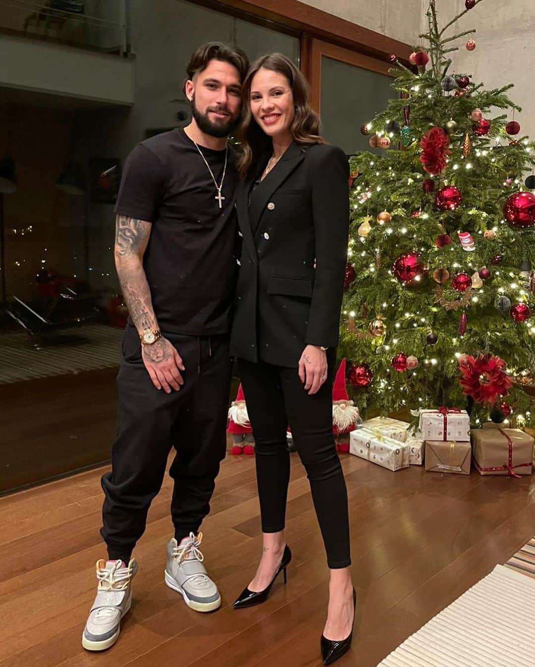 ホタのインスタグラム：「Feliz Navidad a todos 🎄🎁 . Que Dios os bendiga 🙏」