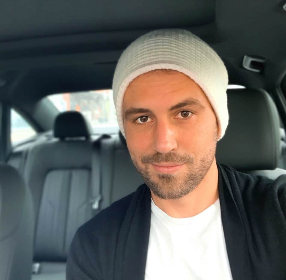 ニック・ビオールのインスタグラム：「Alone this Christmas but so much to be thankful for. All of you and my skincare routine. Merry Christmas ❤️」